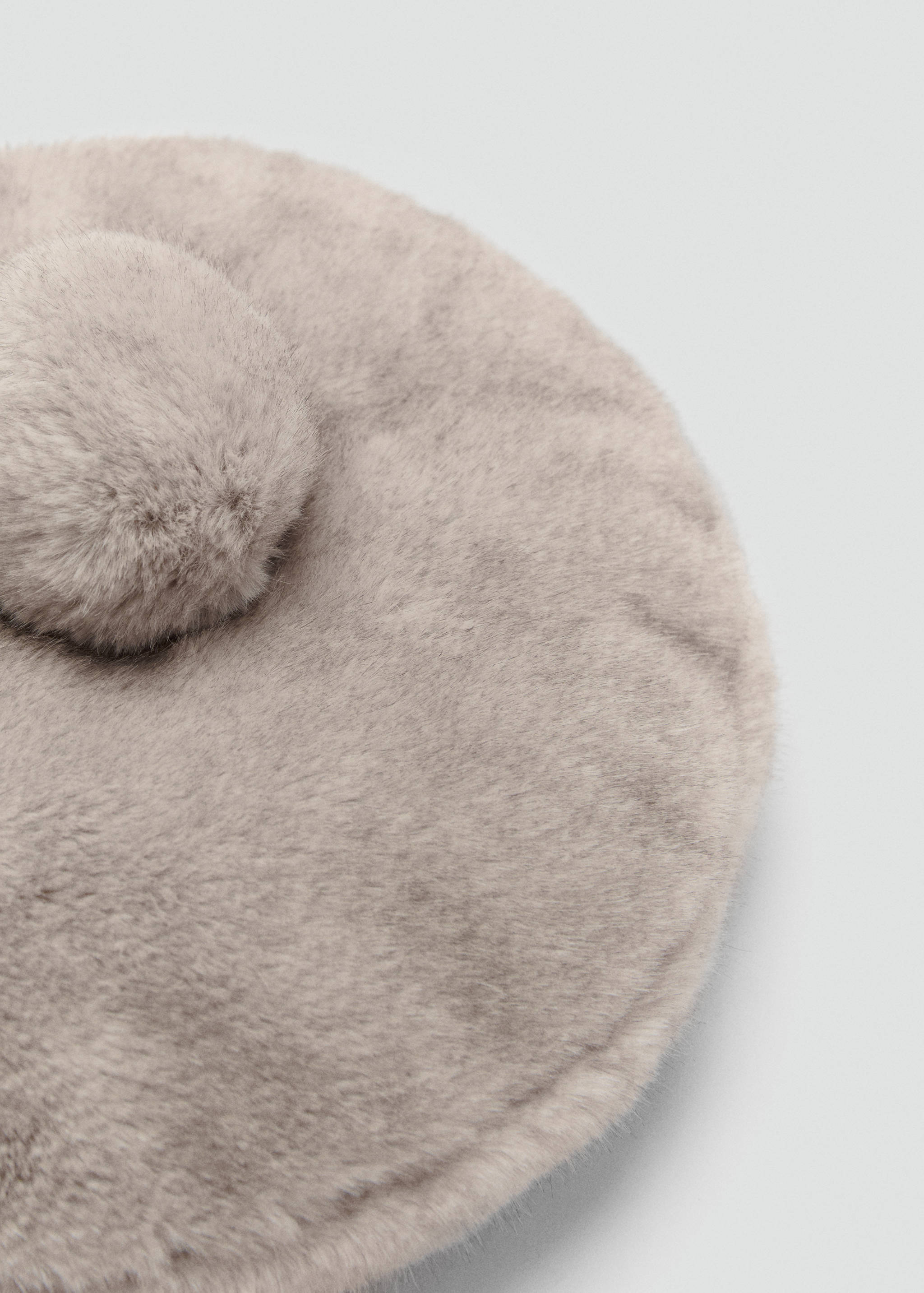 Fur-effect beret with pompom - Medium plane