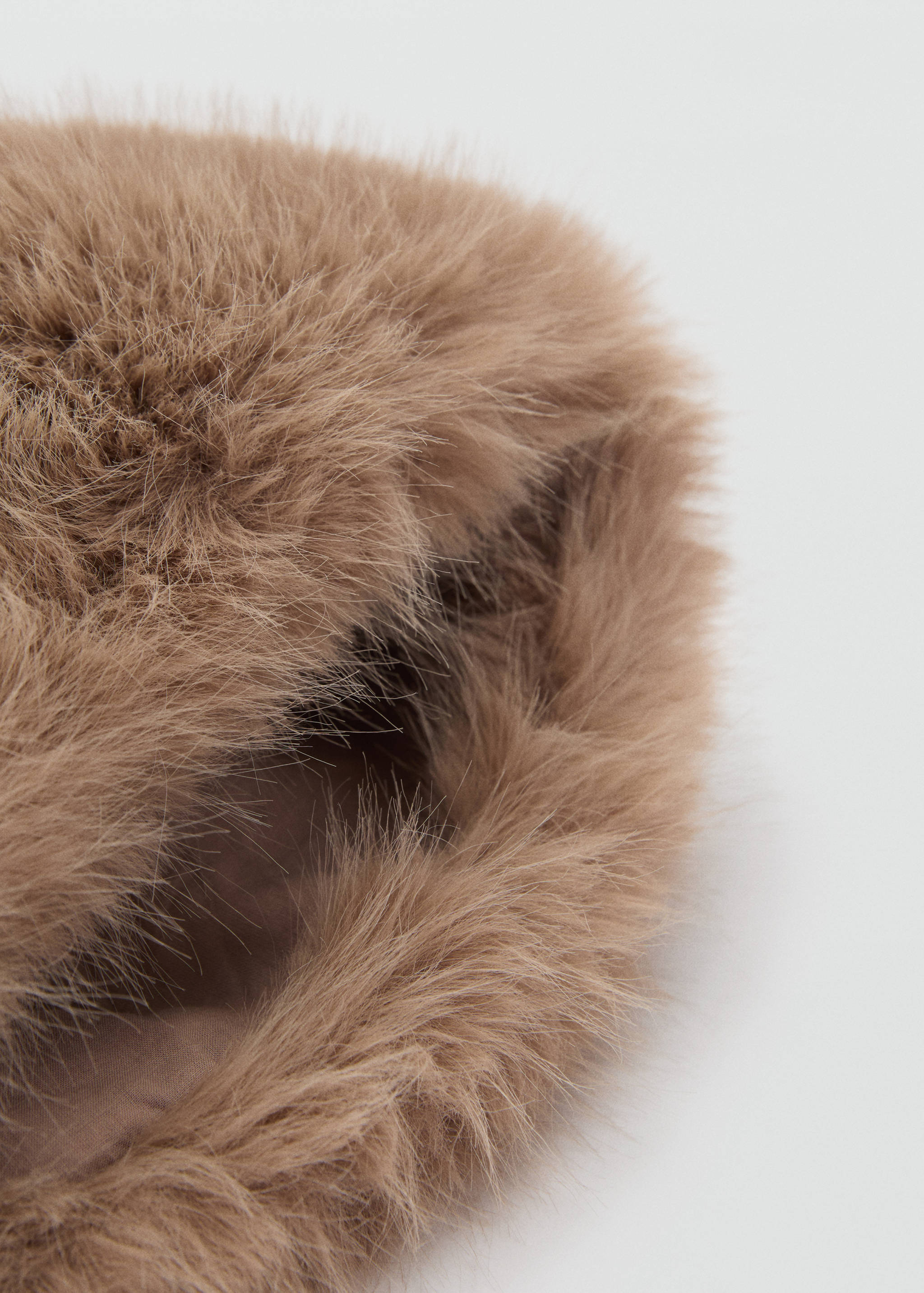 Bonnet en fausse fourrure - Plan moyen