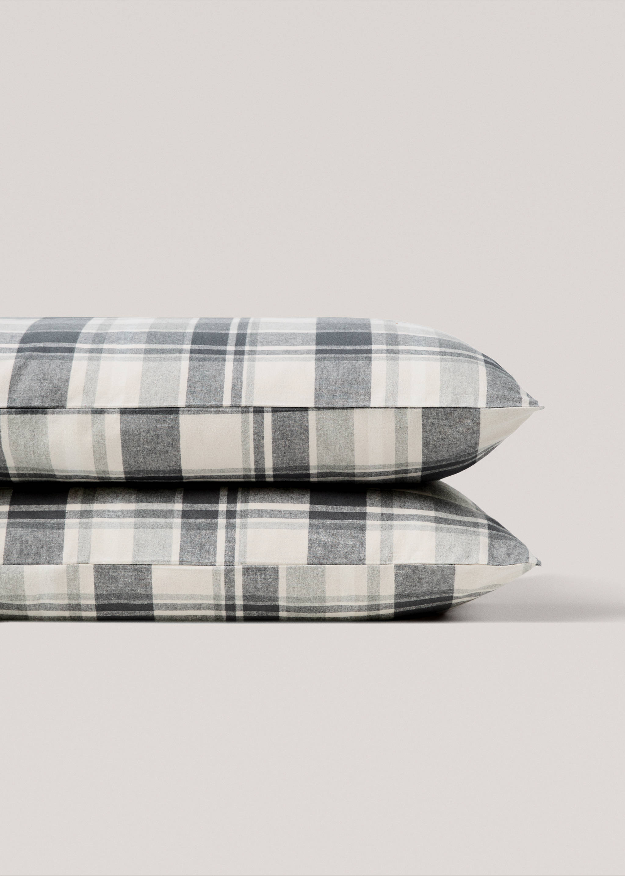 Rutete putetrekk i bomullsflanell,  50x75 cm - Artikkeldetalj 3, Grå. Ref: 77037659-00.