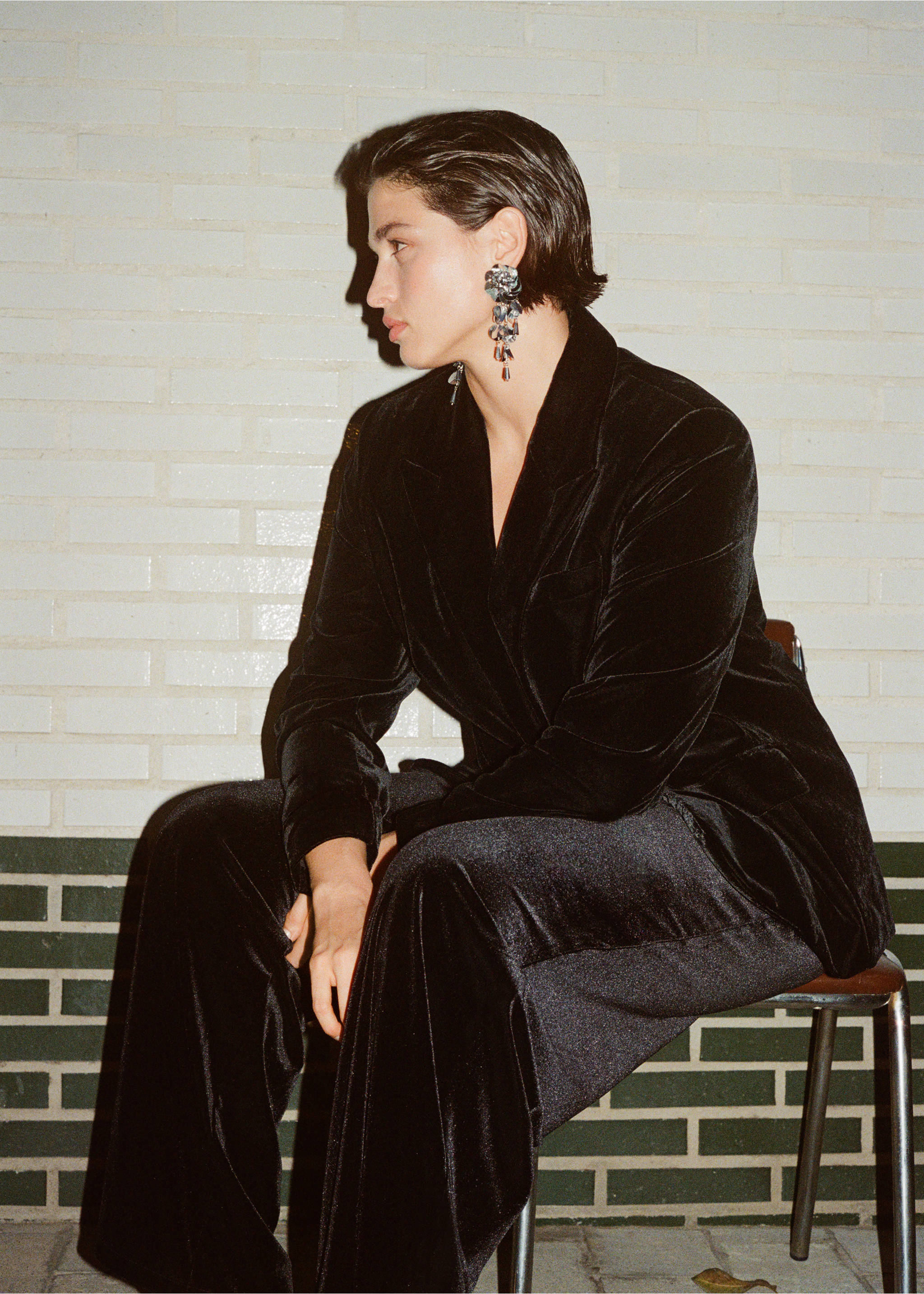 Velvet wide leg trousers - Details of the article 6, Black. Ref: 77037687-00.