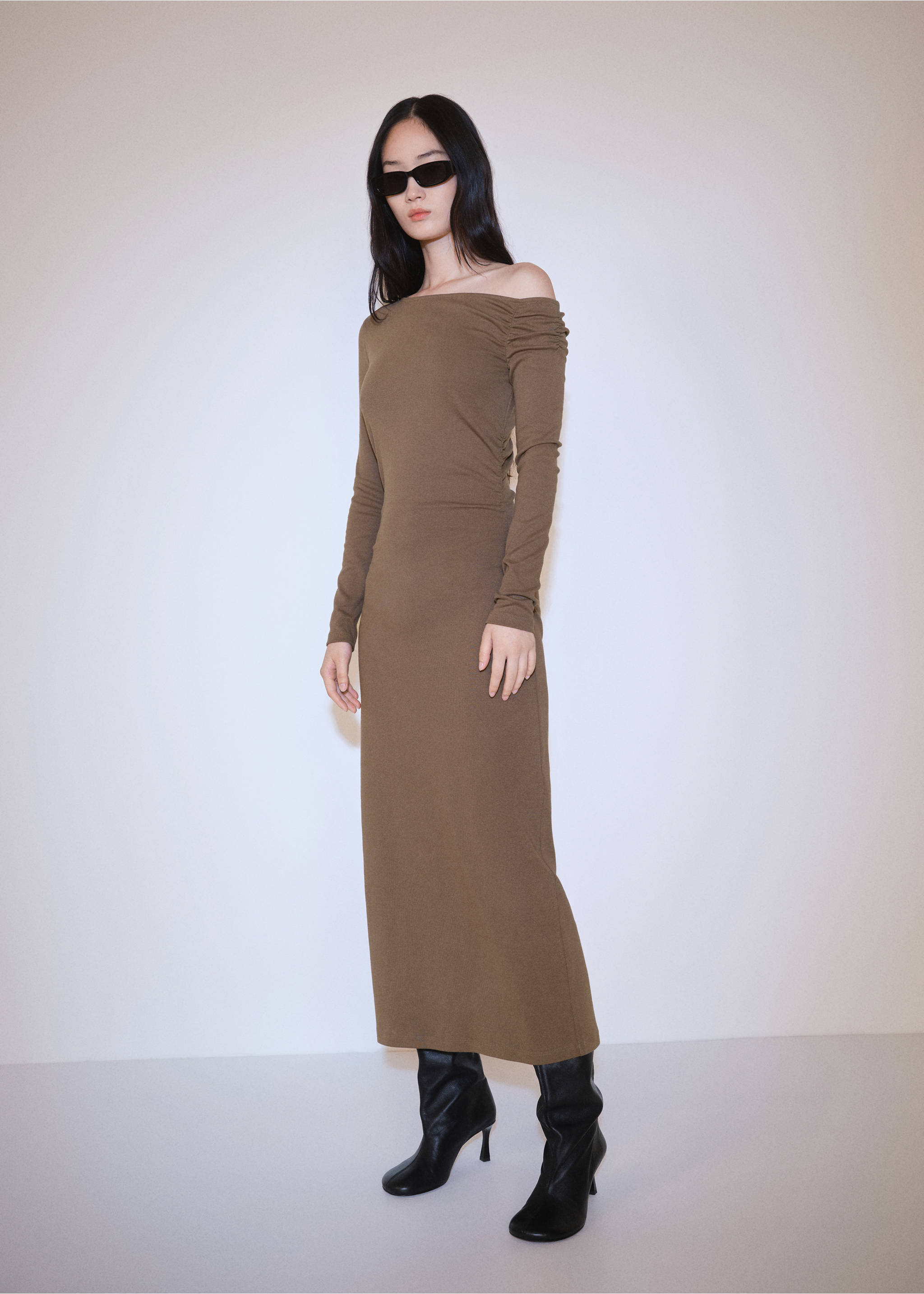 Asymmetrical dress with slit - General plane, Medium Brown. Ref: 77037695-00.
