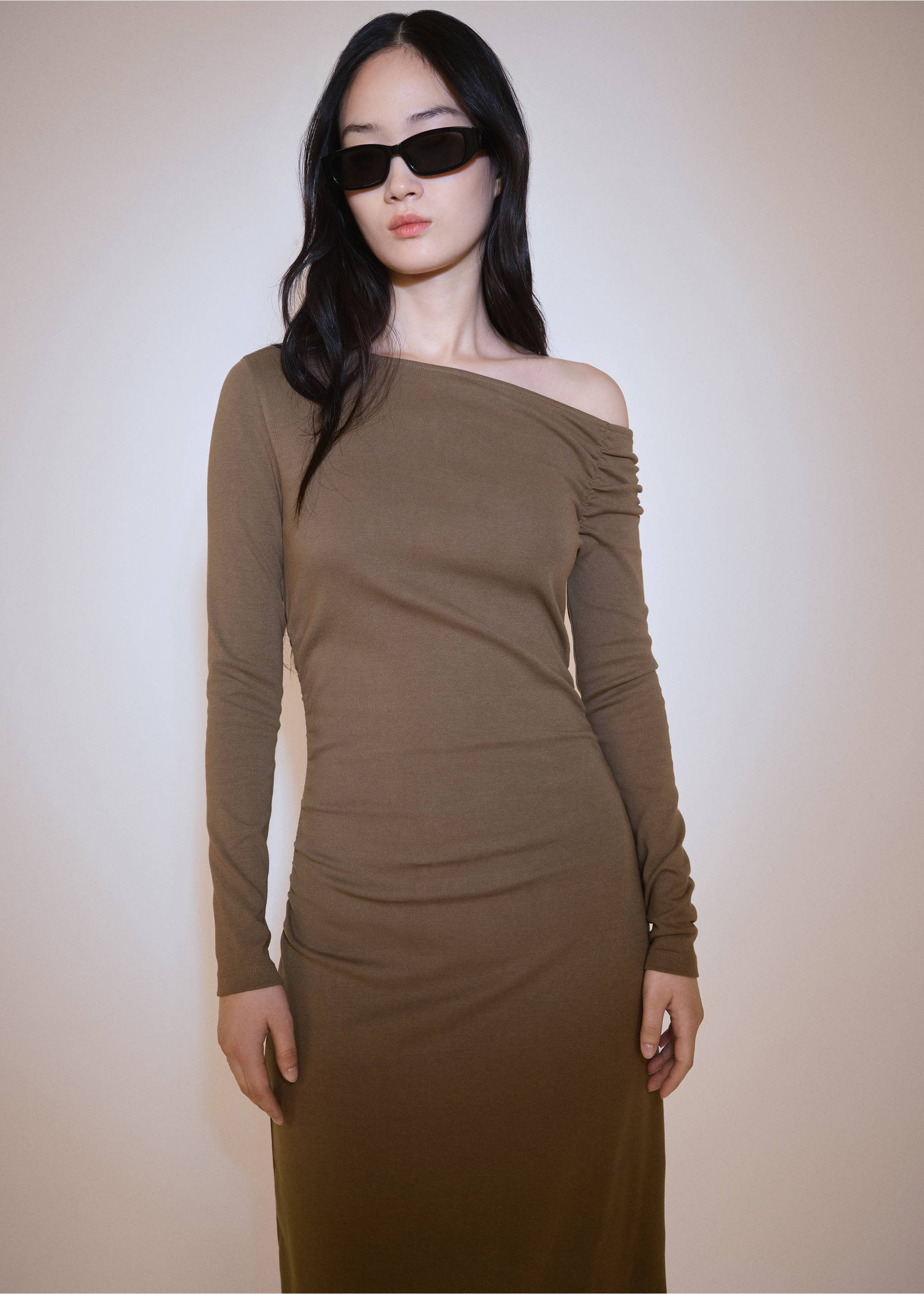 Asymmetrical dress with slit - Medium plane, Medium Brown. Ref: 77037695-00.
