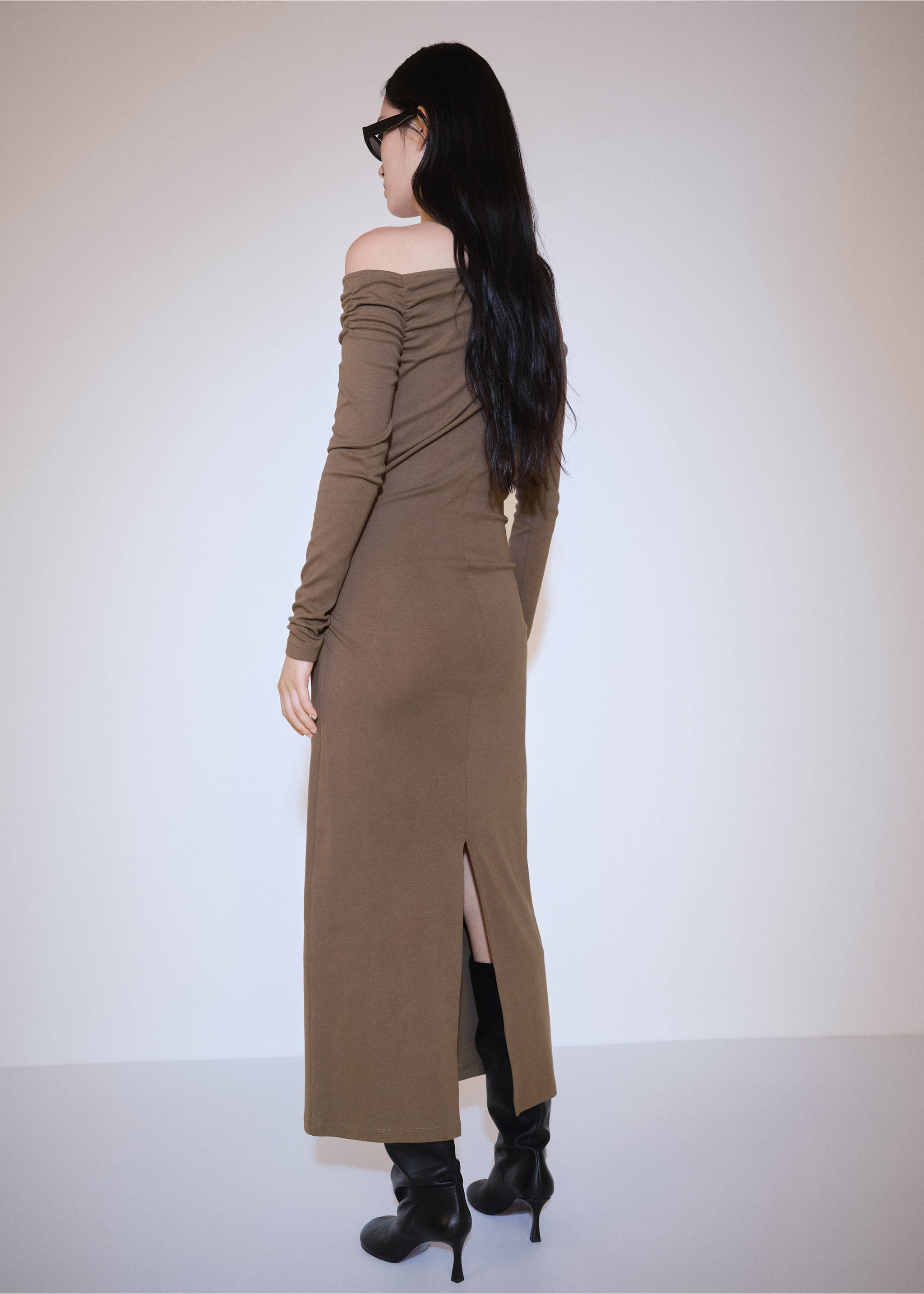 Asymmetrical dress with slit - Reverse of the article, Medium Brown. Ref: 77037695-00.