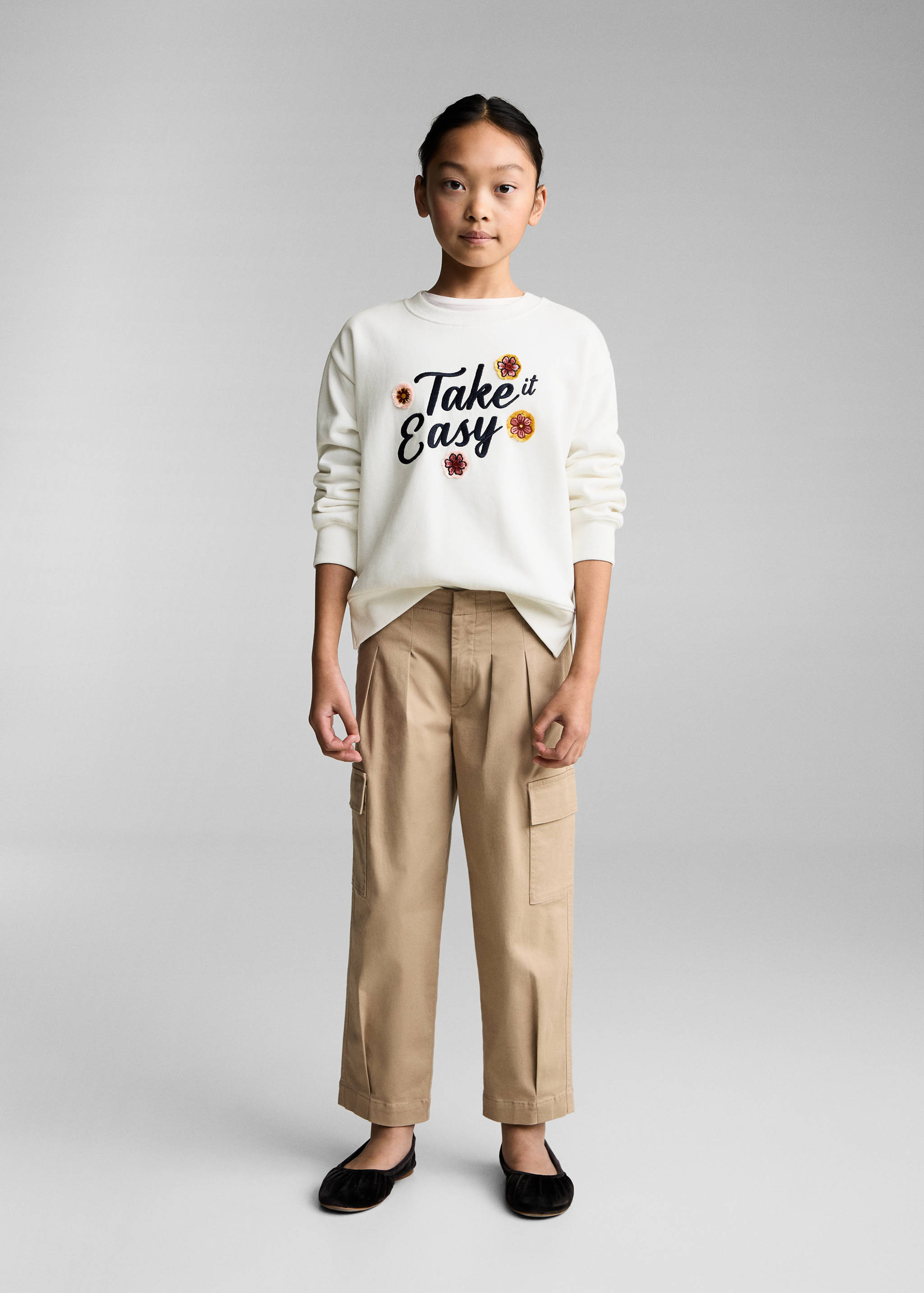 Bluza z kwiatowym haftem - Plan ogólny