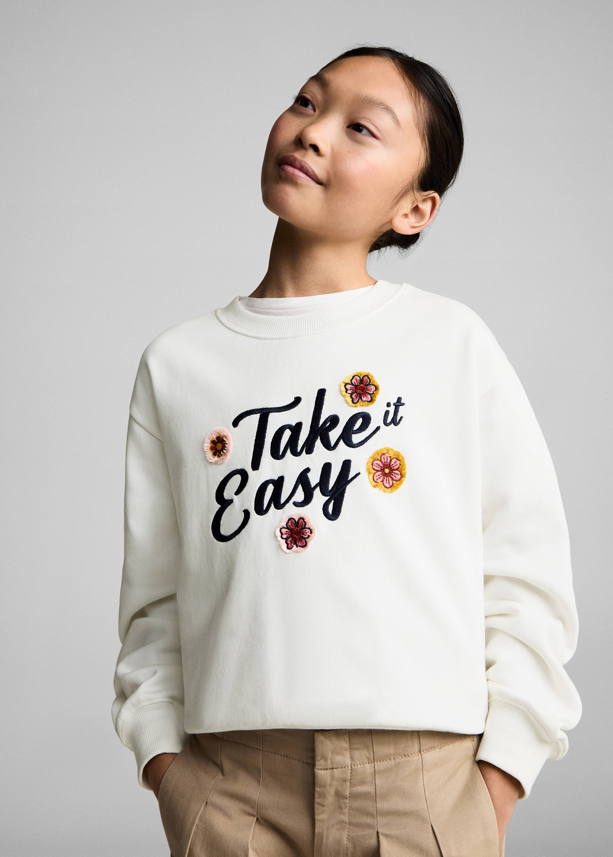 Bluza z kwiatowym haftem - Plan średni