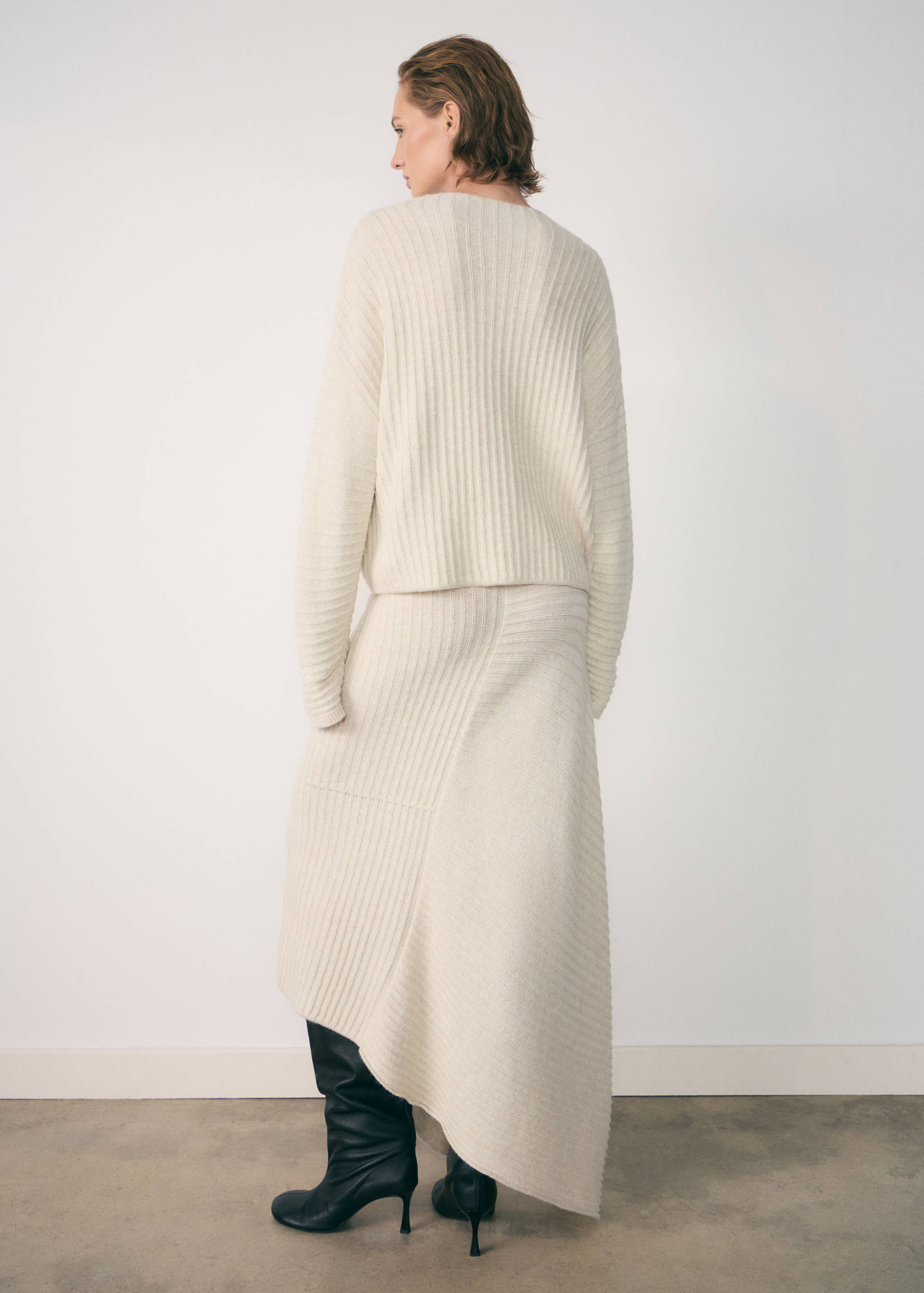 Asymmetrical knitted skirt - Reverse of the article