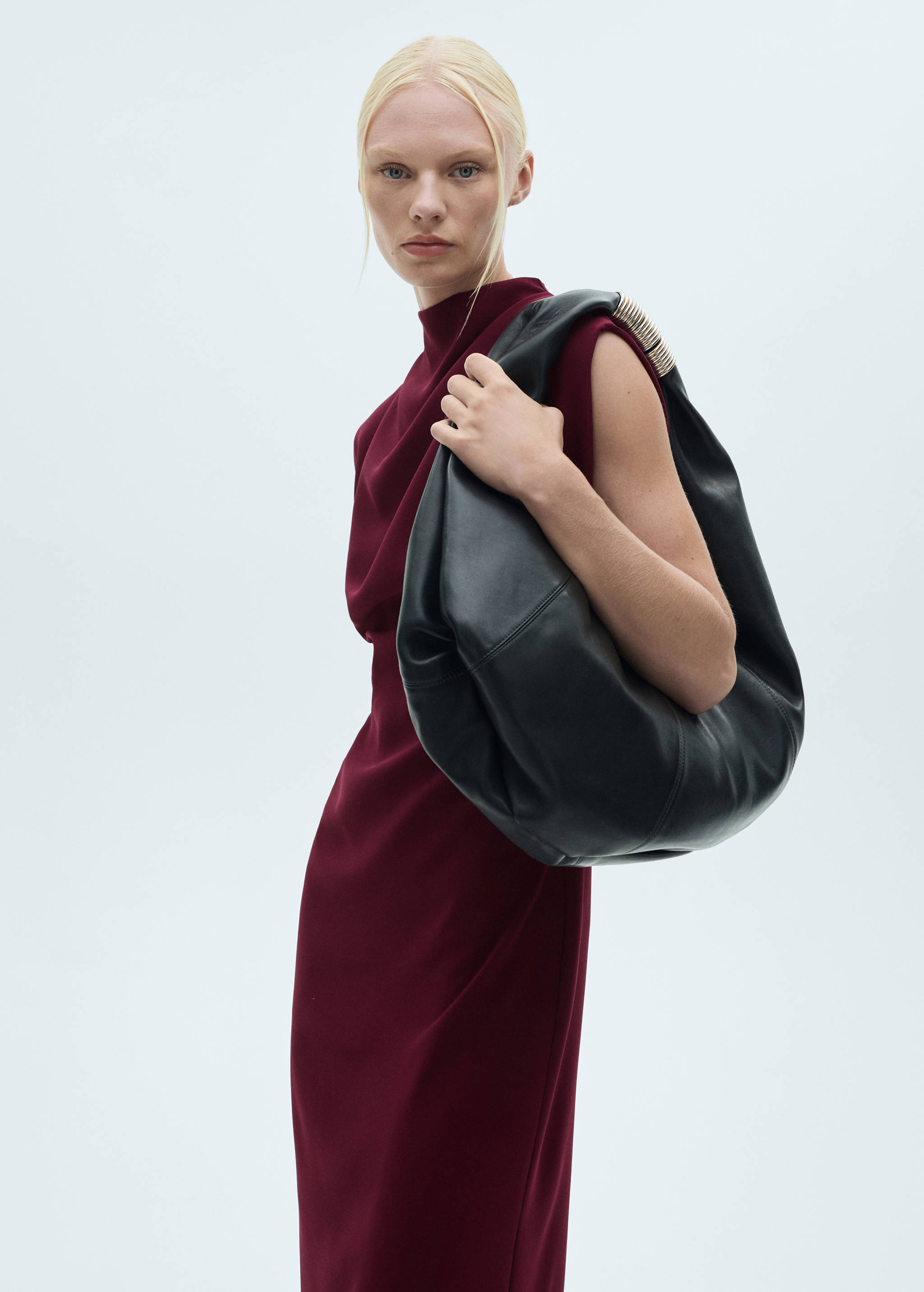 Vestido cuello alto fruncidos - Plano medio