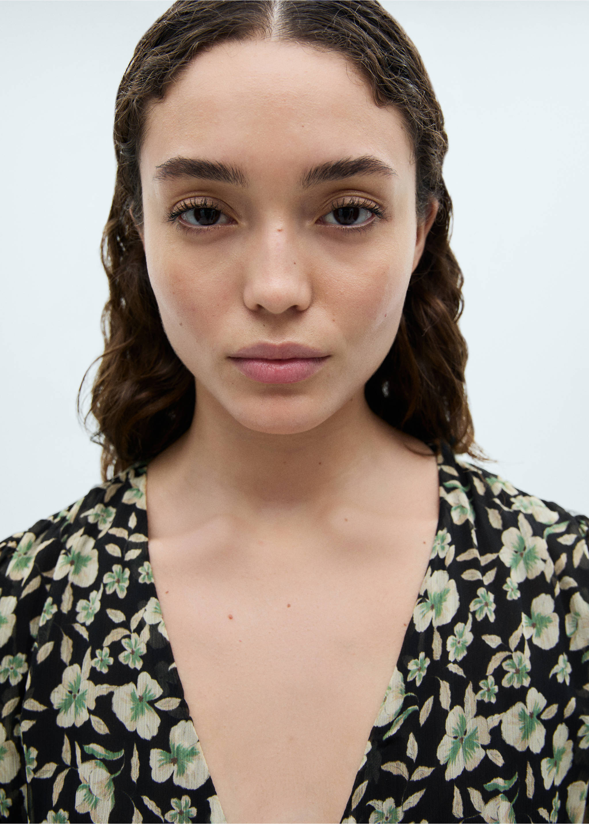 Chiffonkleid mit Blumenmuster - Detail des Artikels 1, Schwarz. Ref: 77037722-00.