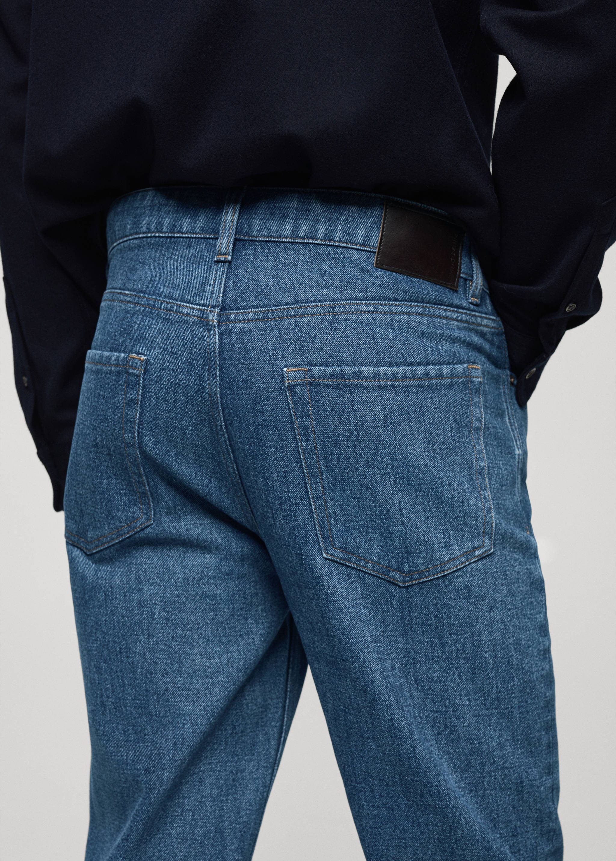 Calças de ganga slim fit com lavagem média - Pormenor do artigo 6