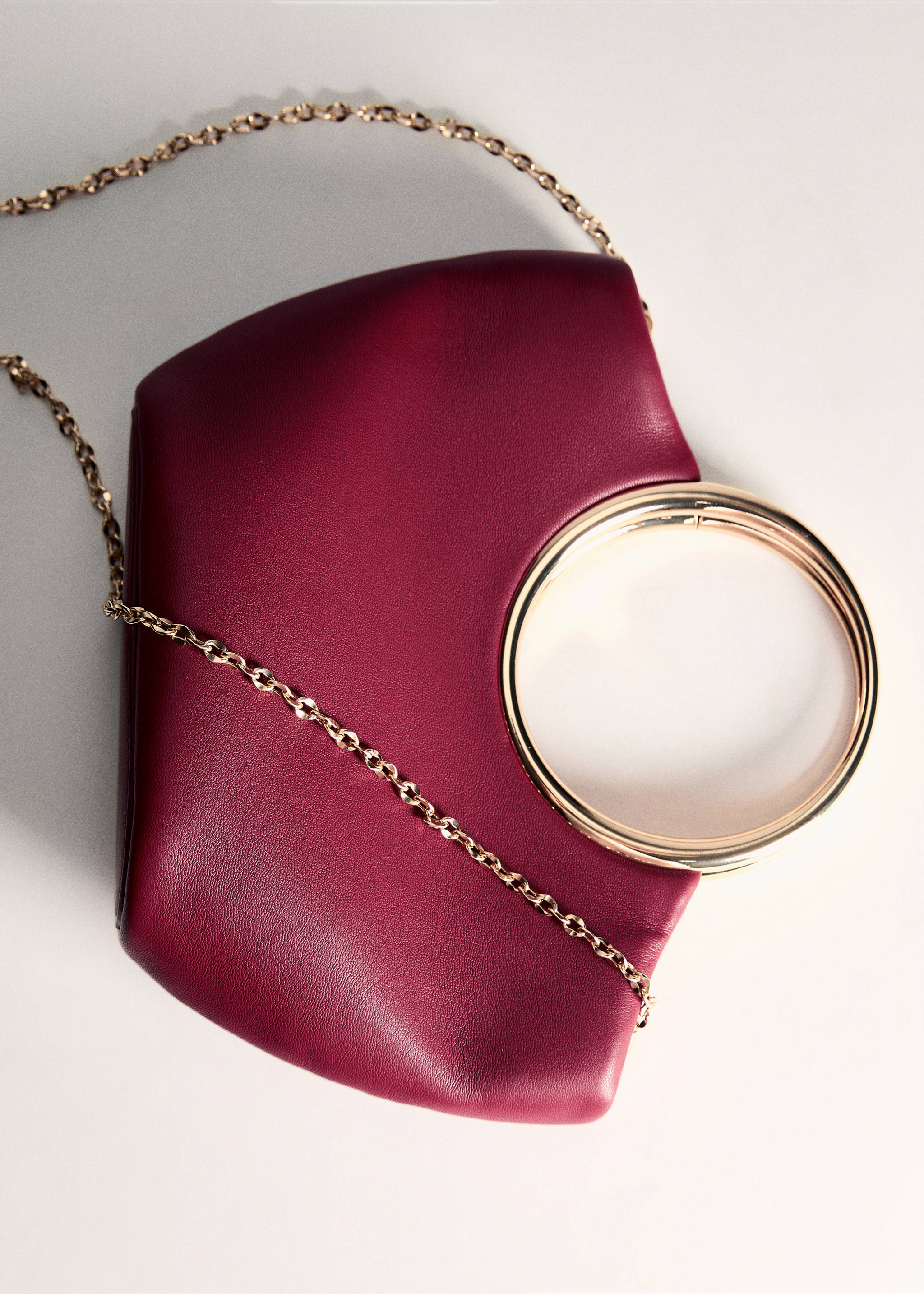 Handtasche mit Metallic-Details - Detail des Artikels 5, Rot. Ref: 77037931-00.