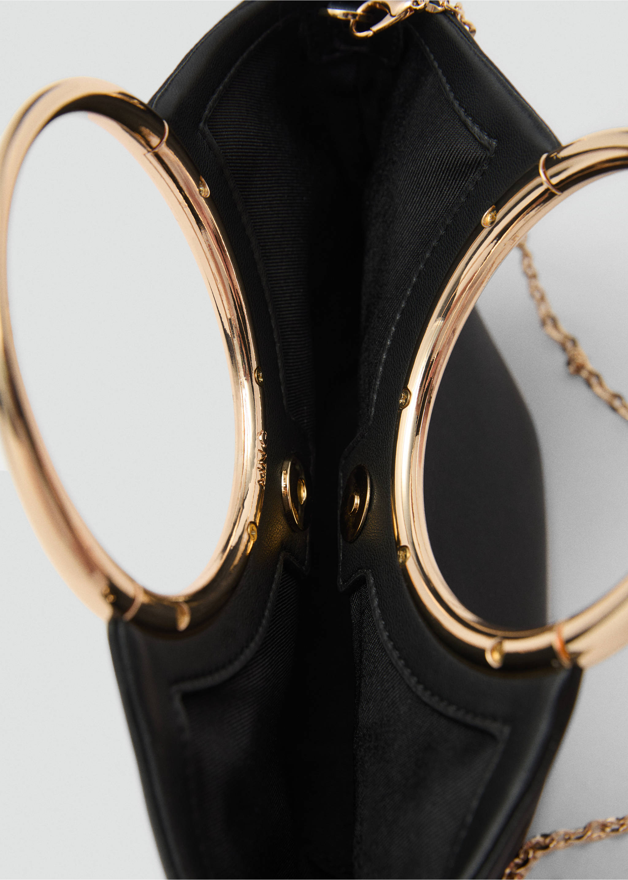 Sac porté main détails métalliques - Détail de l'article 2, Noir. Ref: 77037931-00.