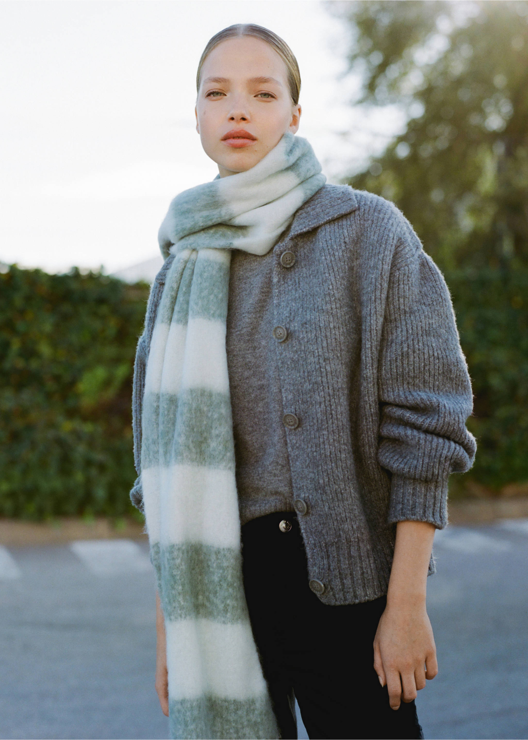 Striped scarf - Details of the article 5, Pastel Green. Ref: 77037934-00.