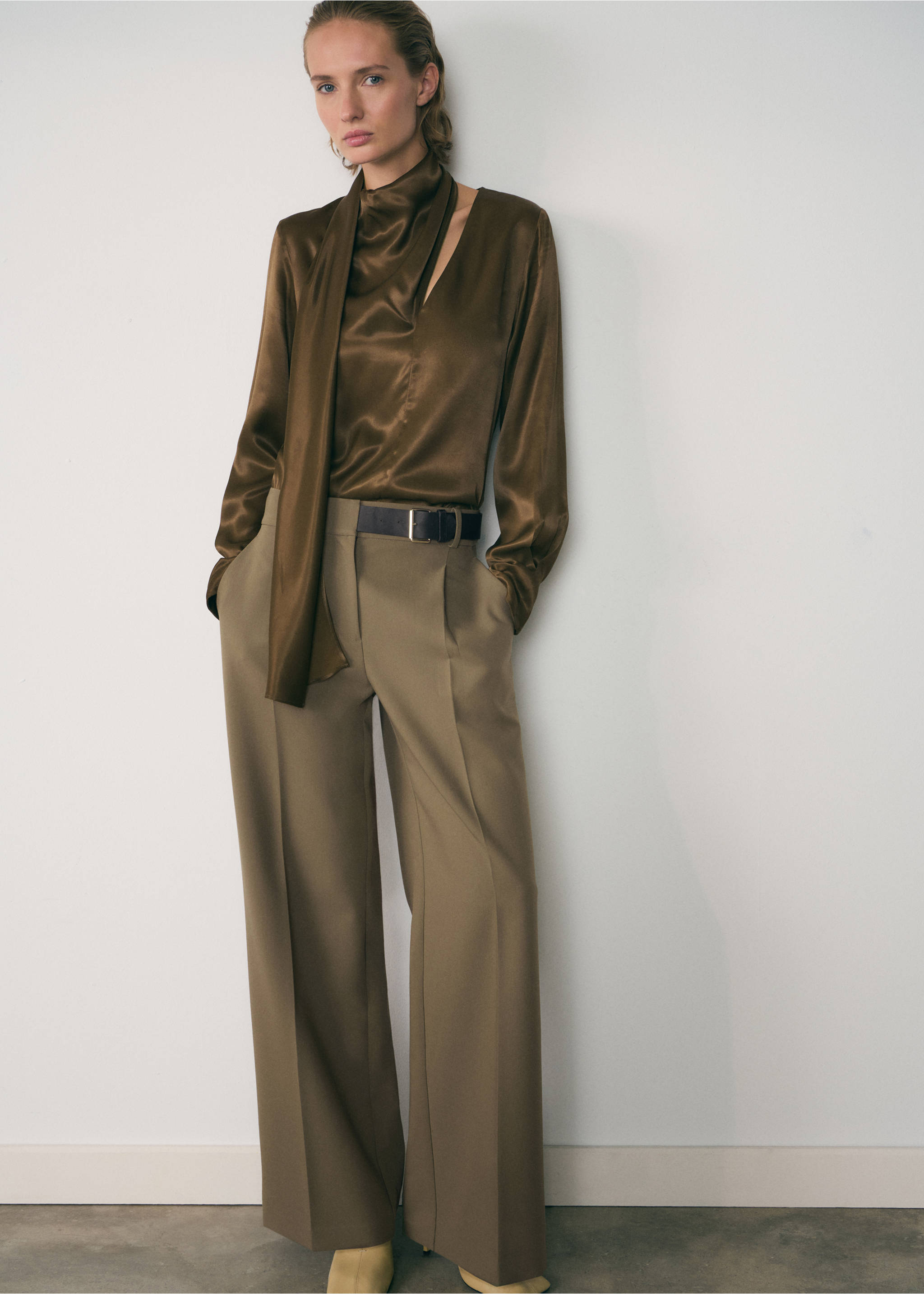 Satin blouse with bow - General plane, Khaki. Ref: 77037937-00.