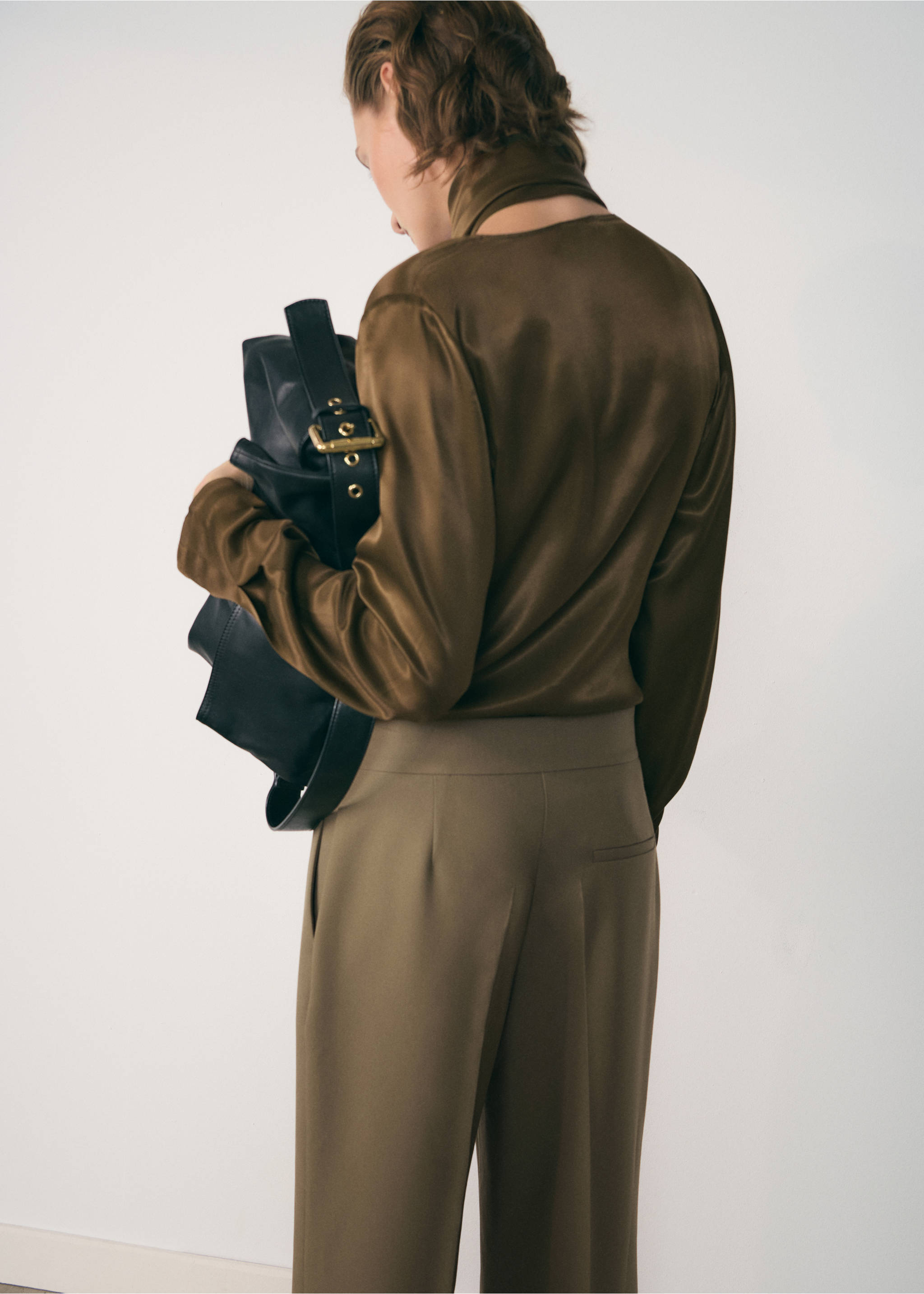 Satin blouse with bow - Reverse of the article, Khaki. Ref: 77037937-00.