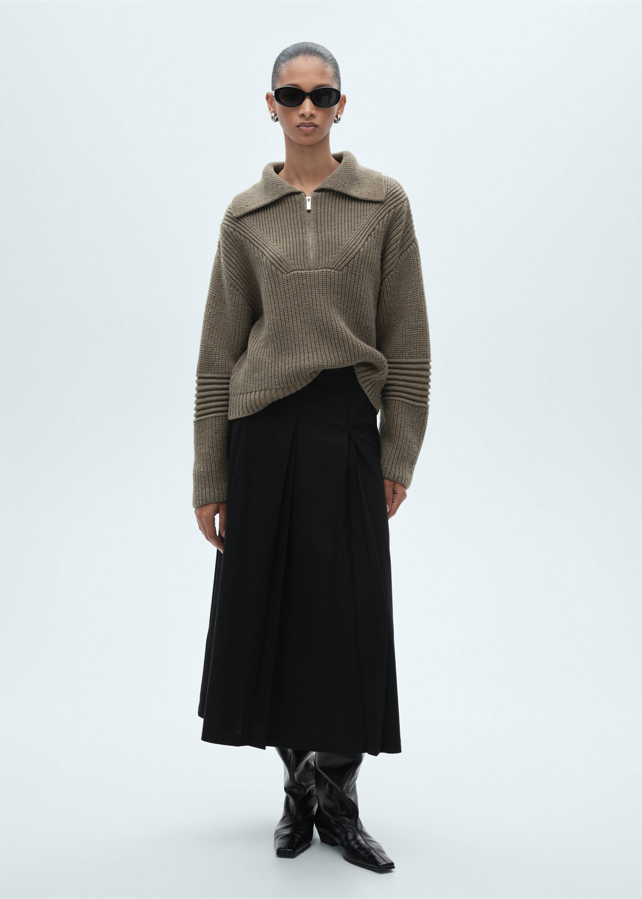 Pleated midi-skirt - General plane, Black. Ref: 77038286-00.