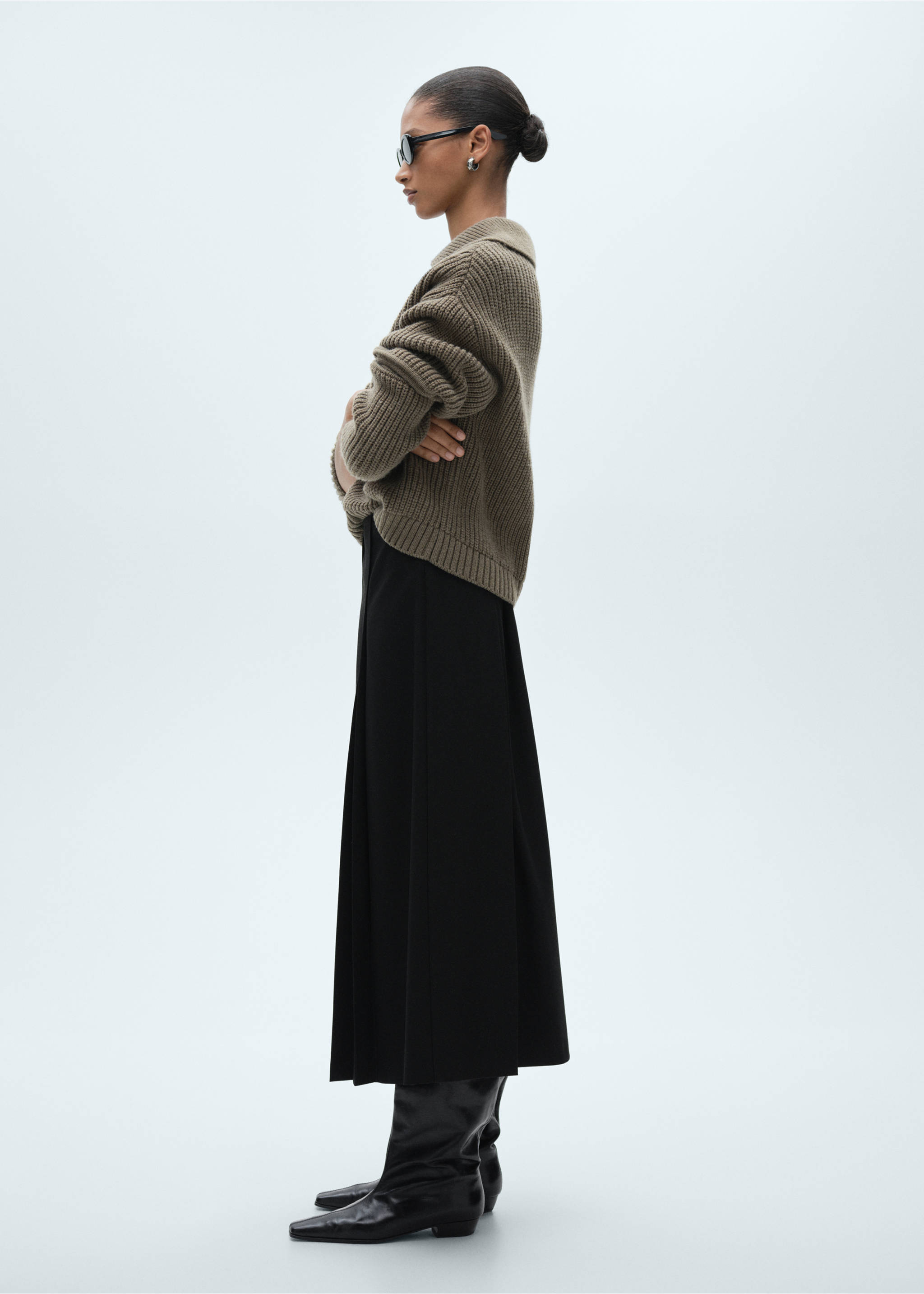 Pleated midi-skirt - Details of the article 1, Black. Ref: 77038286-00.