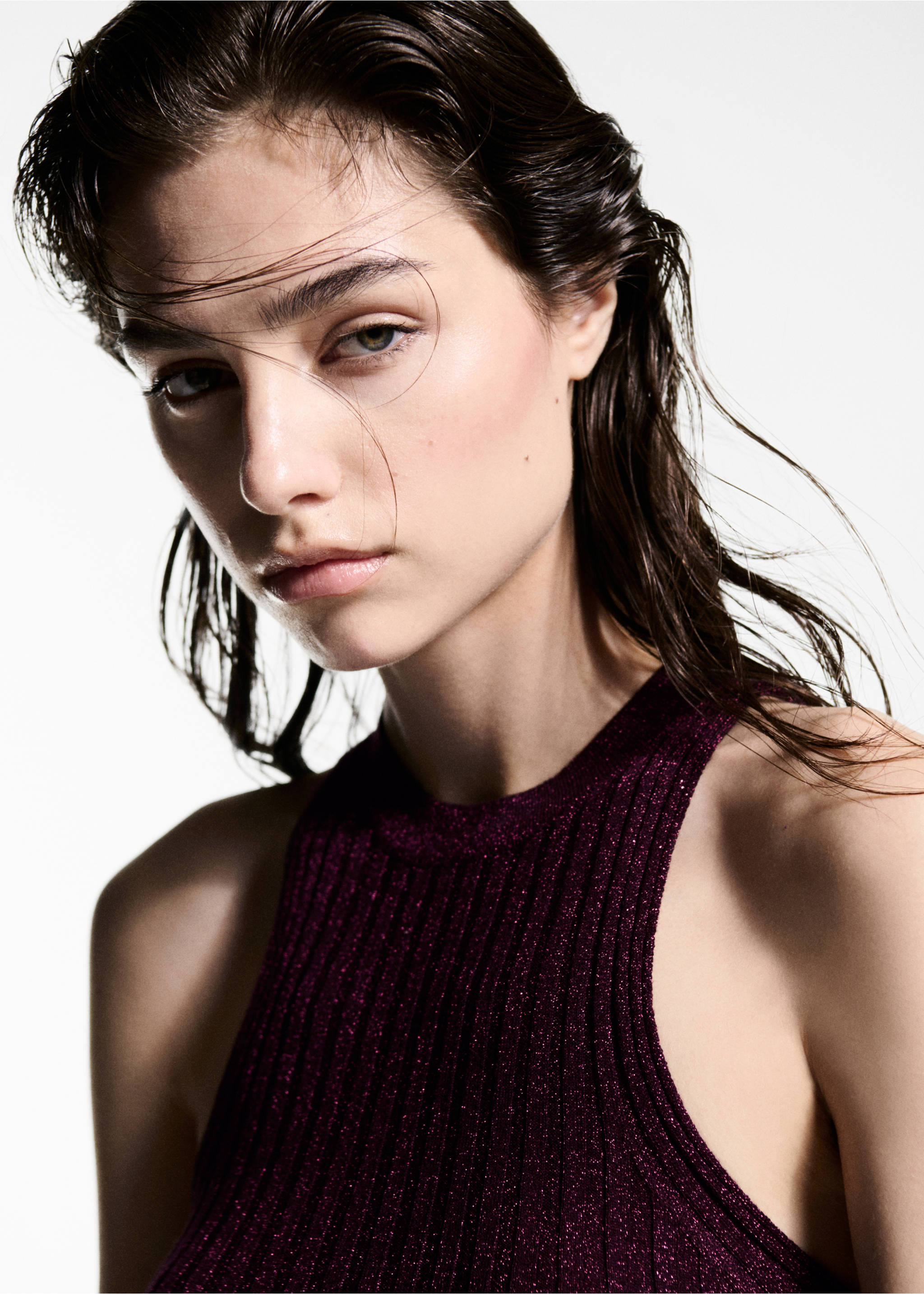 Halter-neck lurex knitted top - Details of the article 6, Burgundy. Ref: 77039037-00.
