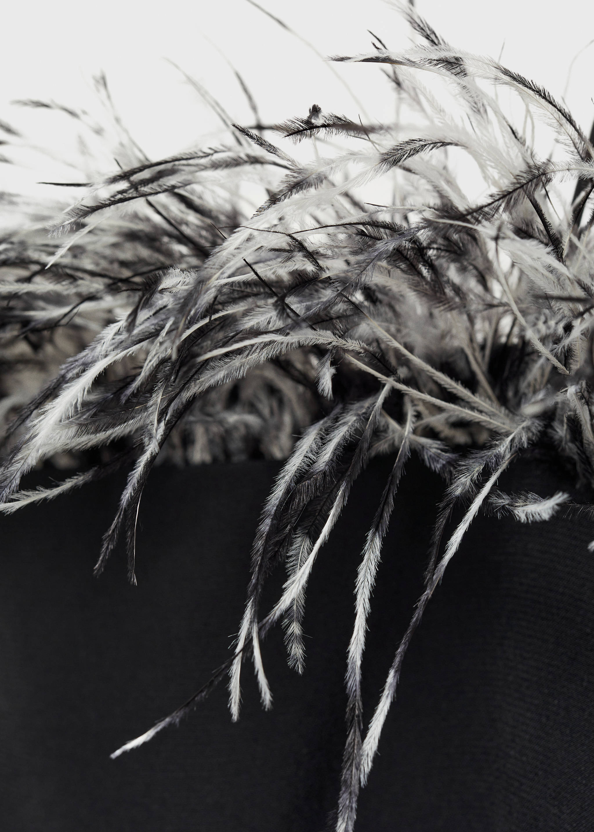 Schulterloses Kleid mit Feder-Detail - Detail des Artikels 8