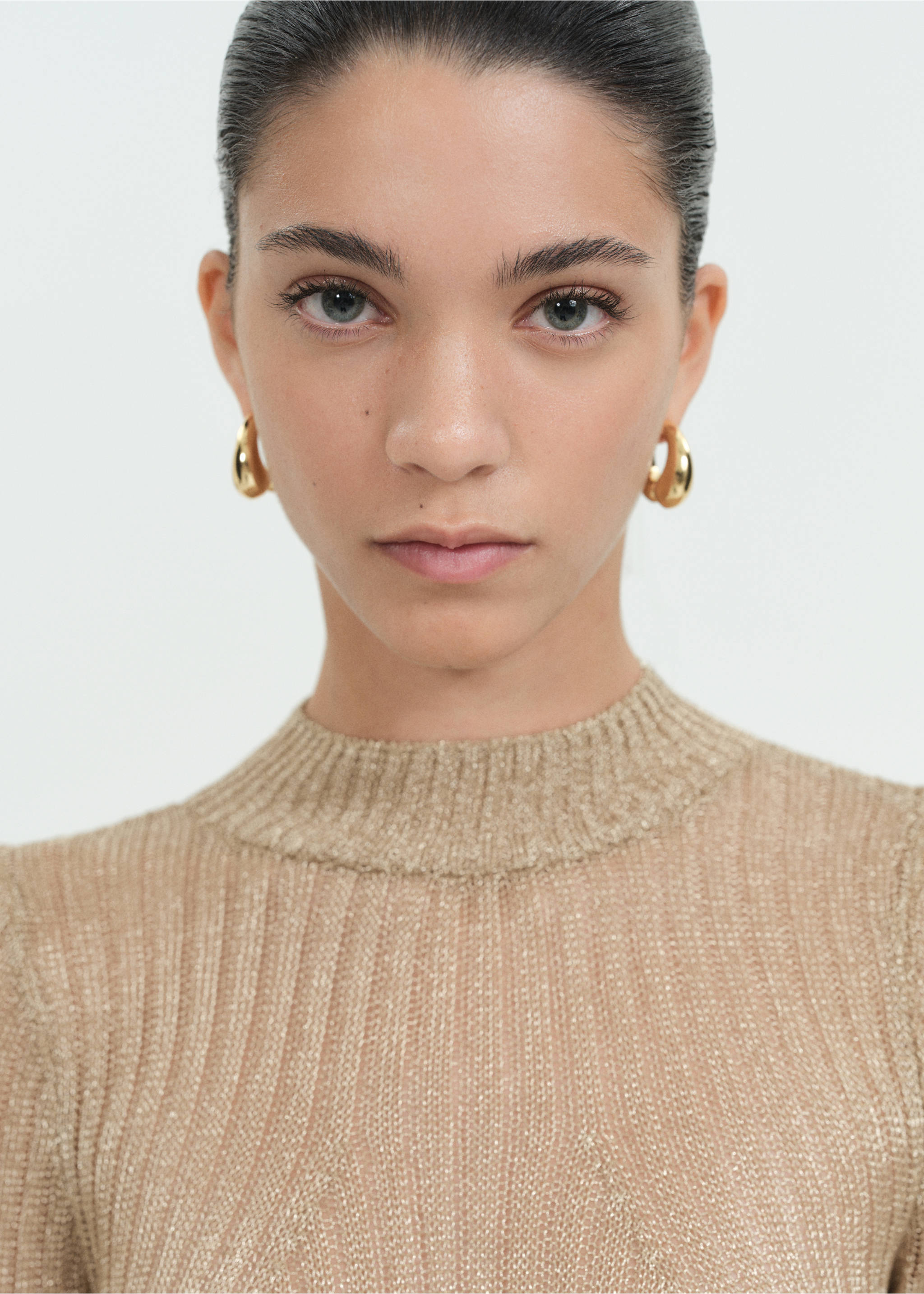 Lurex ribbed dress with open back - Details of the article 1, Gold. Ref: 77039072-00.