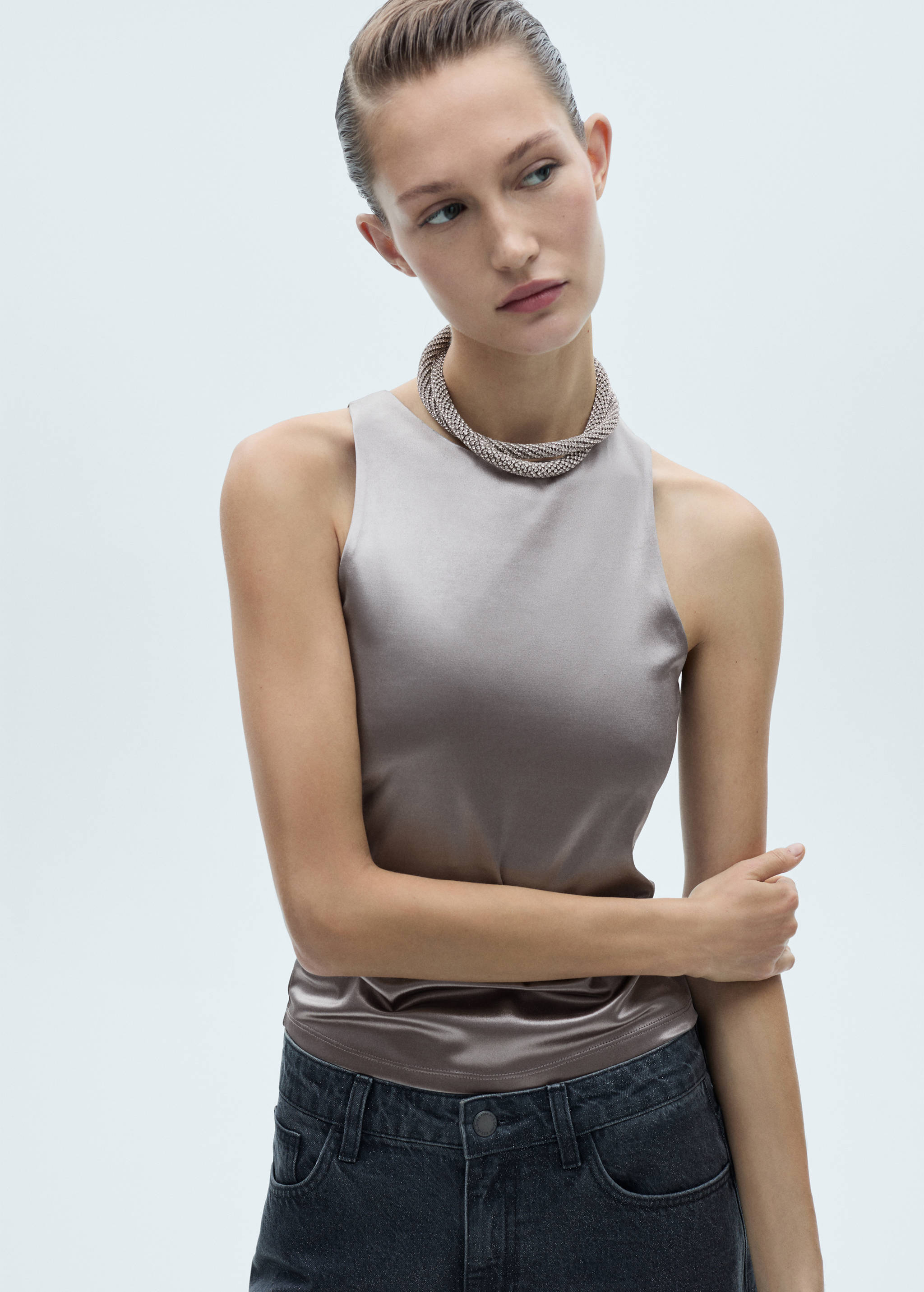 Top satynowy w metalicznym kolorze - Plan średni