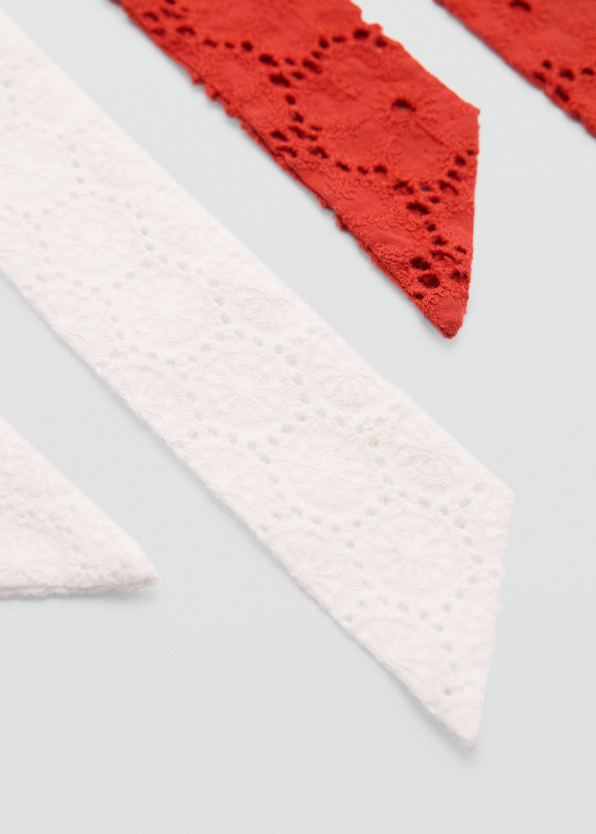 Lot 2 foulards brodés - Plan moyen