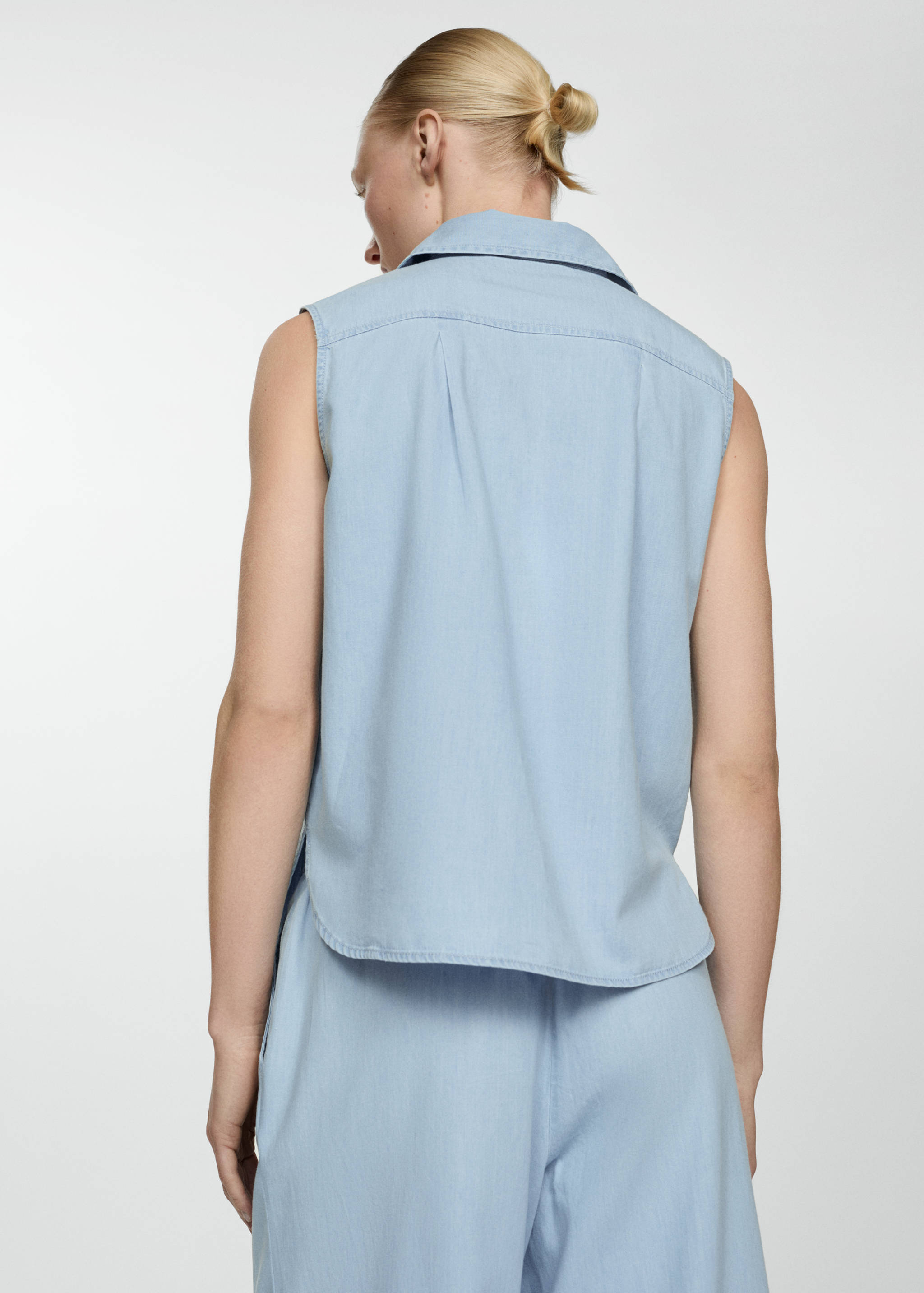 Sleeveless denim shirt - Reverse of the article