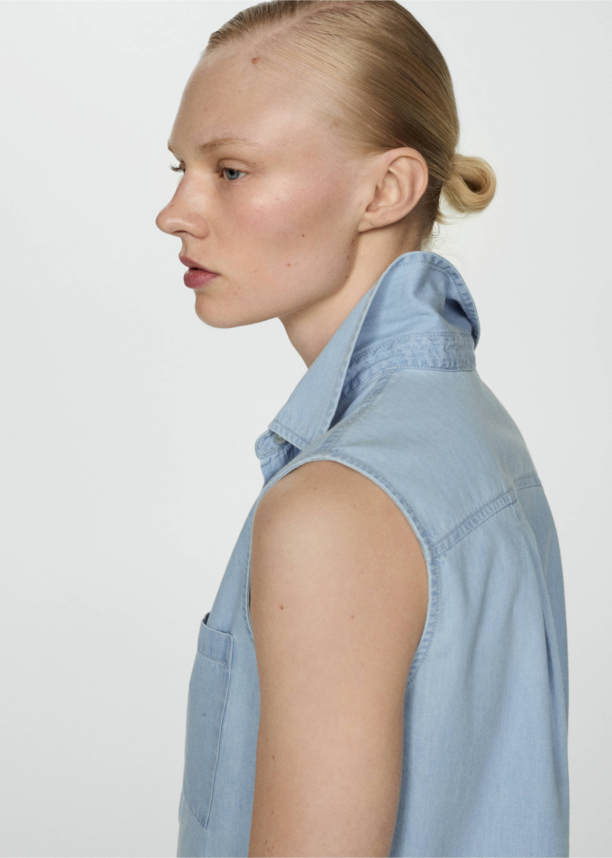 Ärmelloses Jeanshemd - Detail des Artikels 1, Hellblau. Ref: 77040257-00.
