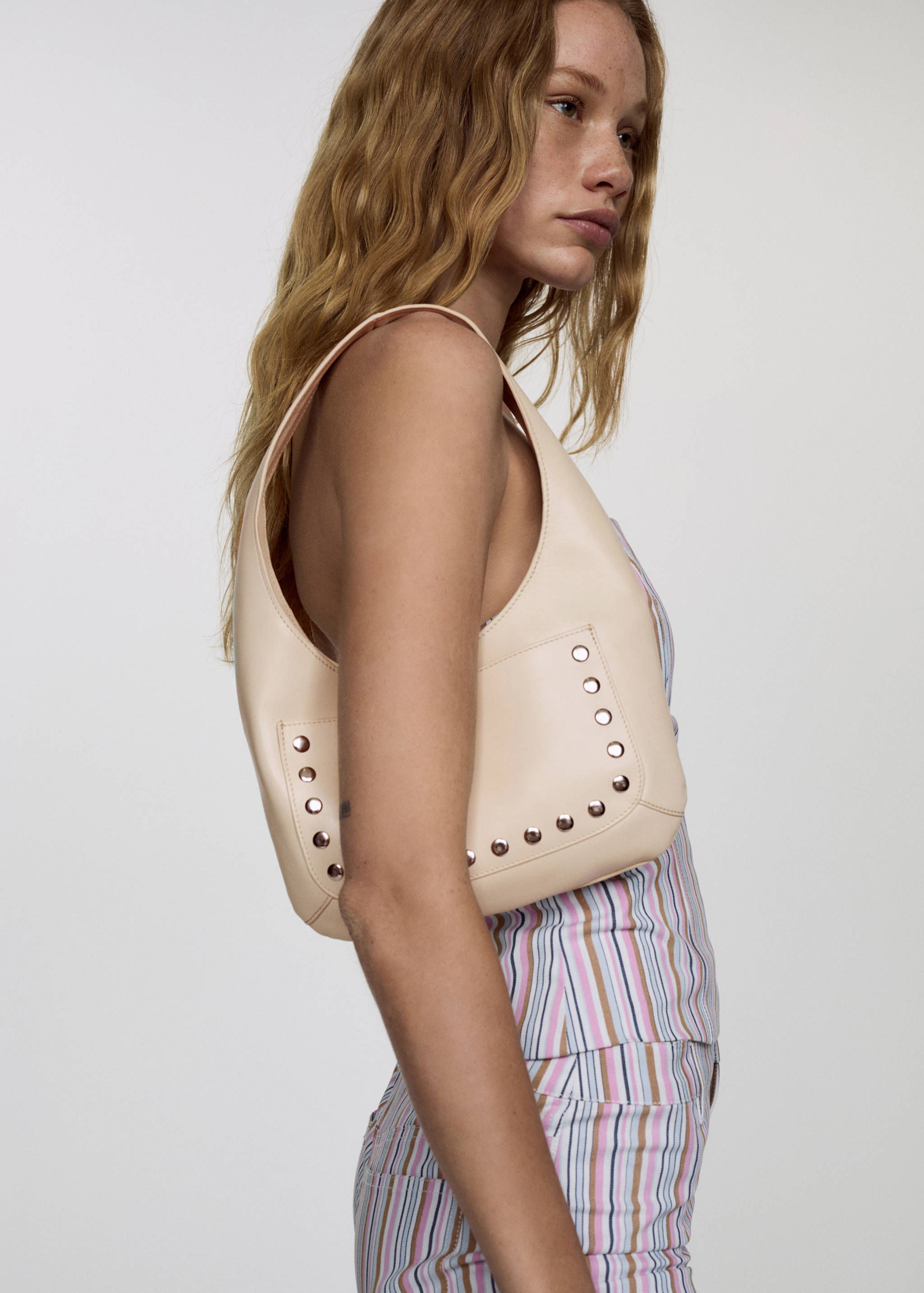 Bolso piel tachuelas - Plano general