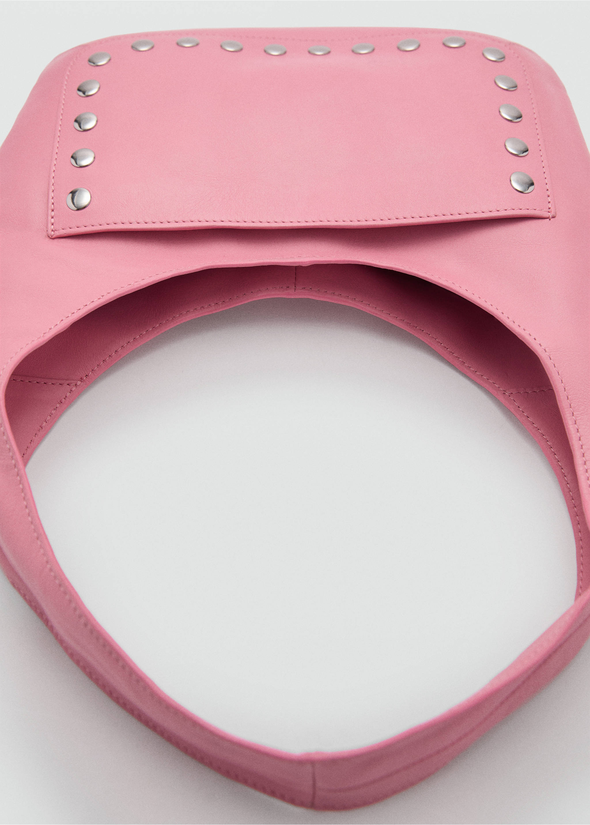 Lederhandtasche mit Nieten - Detail des Artikels 1, Kaugummirosa. Ref: 77040274-00.