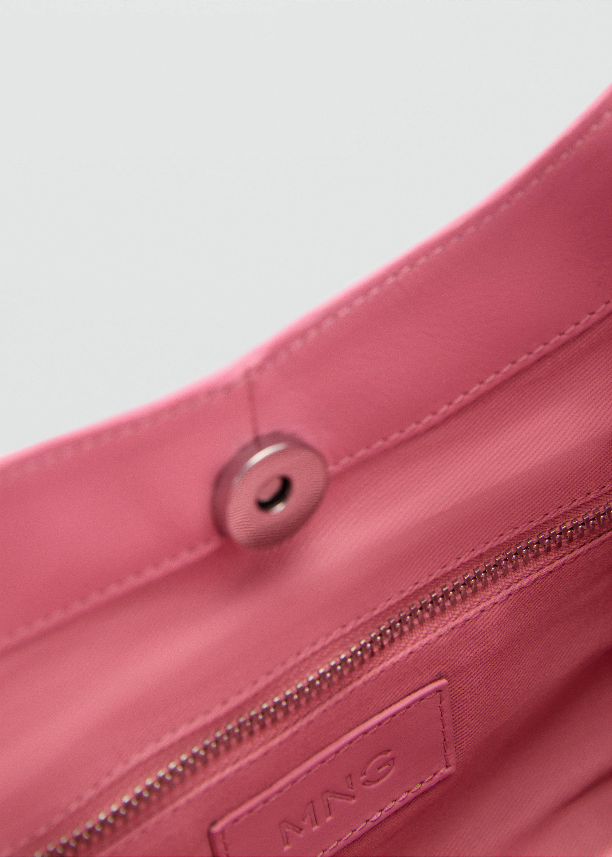 Lederhandtasche mit Nieten - Detail des Artikels 2, Kaugummirosa. Ref: 77040274-00.