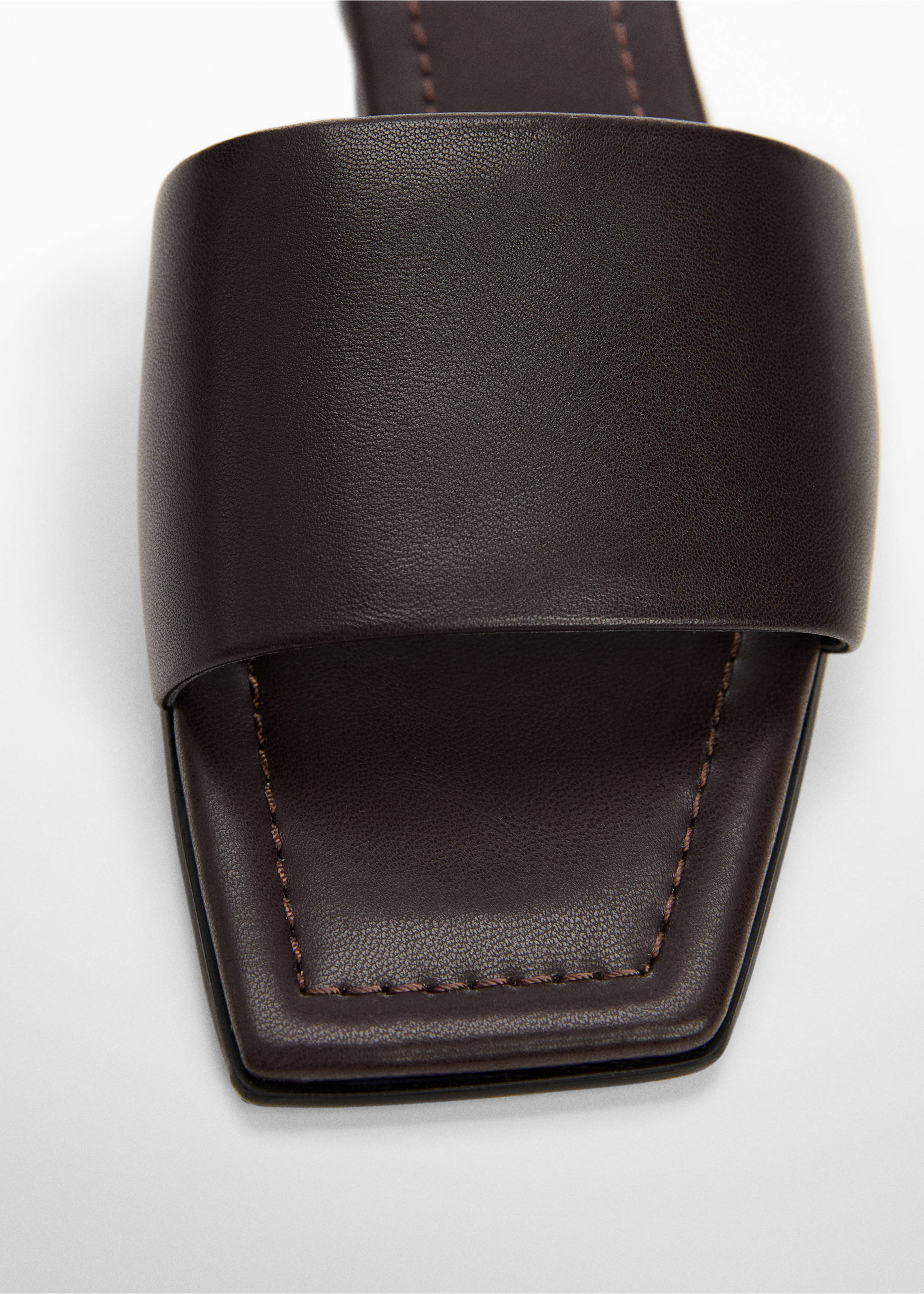 Leren sandaal met bandje - Detail van het artikel 2, Chocoladebruin. Ref: 77040284-00.