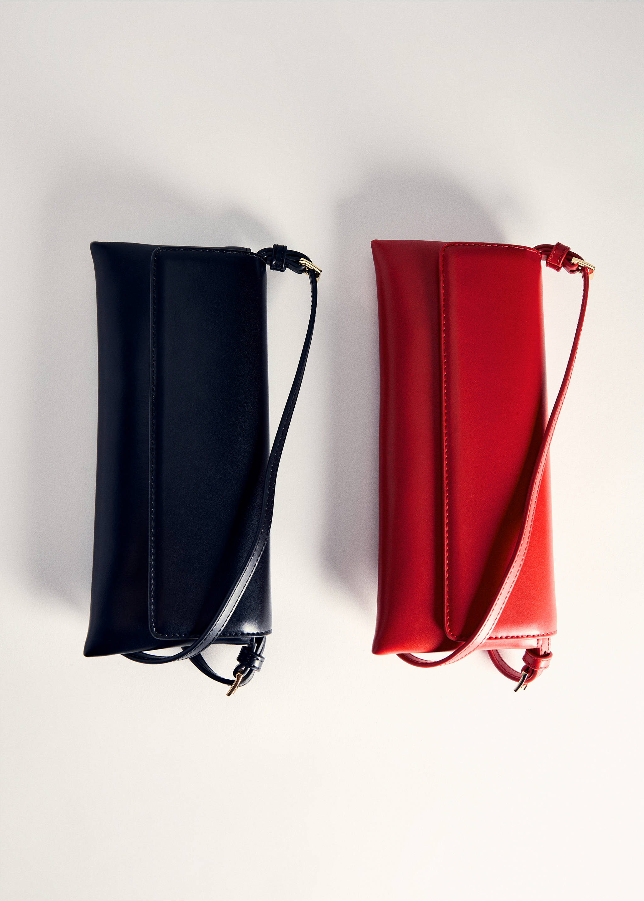 Shoulder bag with strap - Details of the article 5, Black. Ref: 77040330-00.