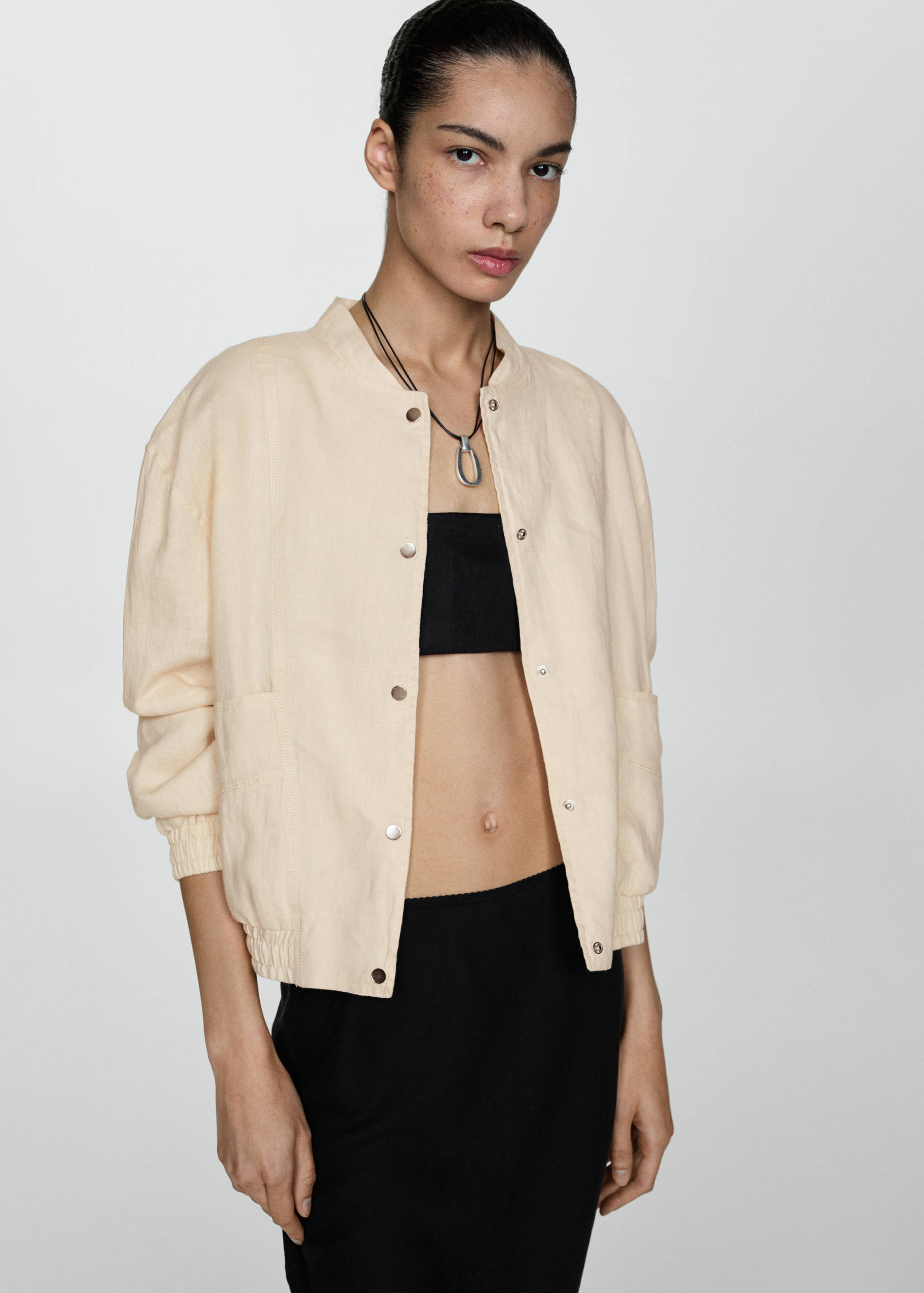 Kurtka lniana z guzikami - Plan średni