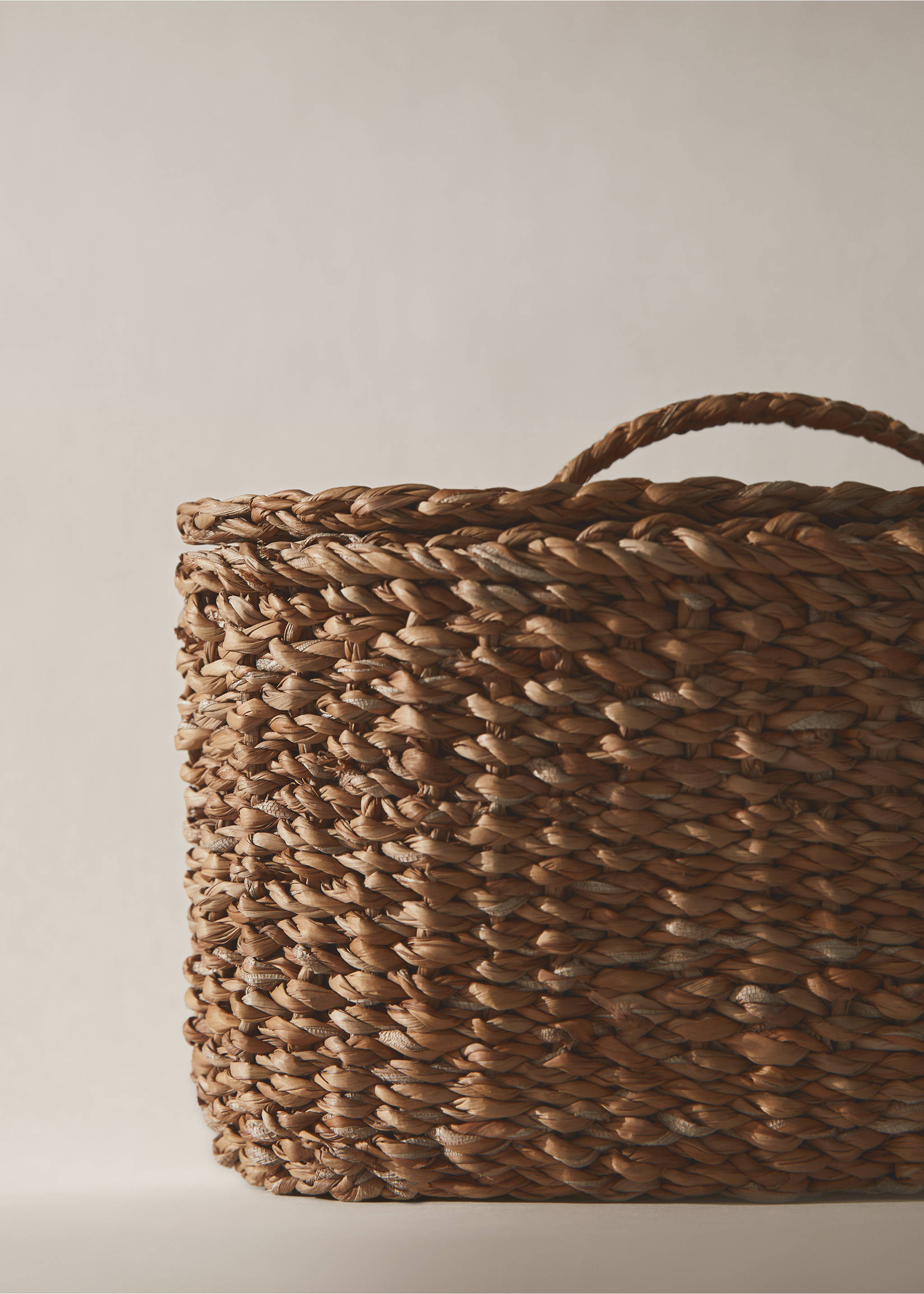 Small natural fibre oval basket - Details of the article 8, Beige. Ref: 77040334-00.
