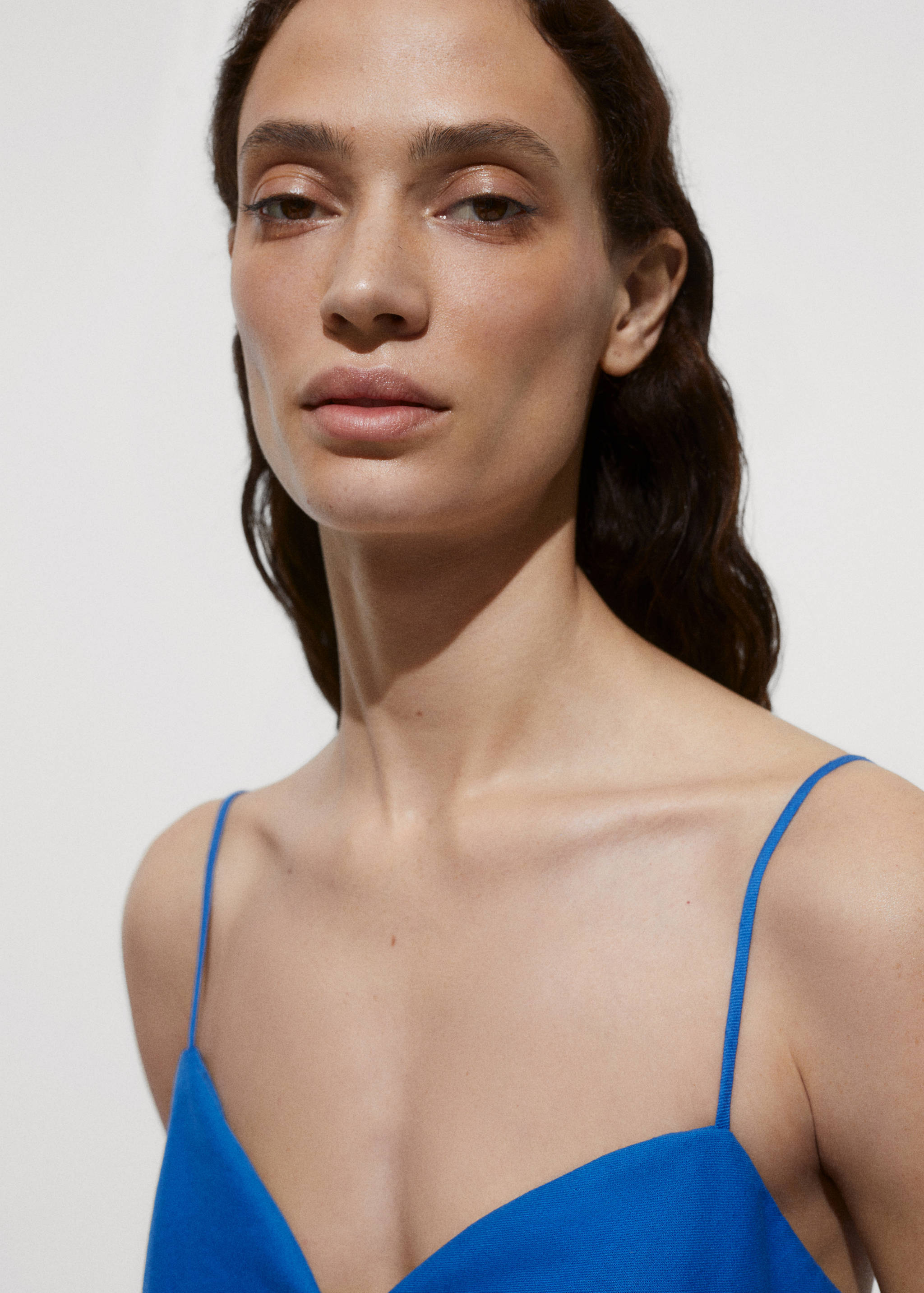 Rochie brodată cu decolteu întors - Detaliu al articolului 1