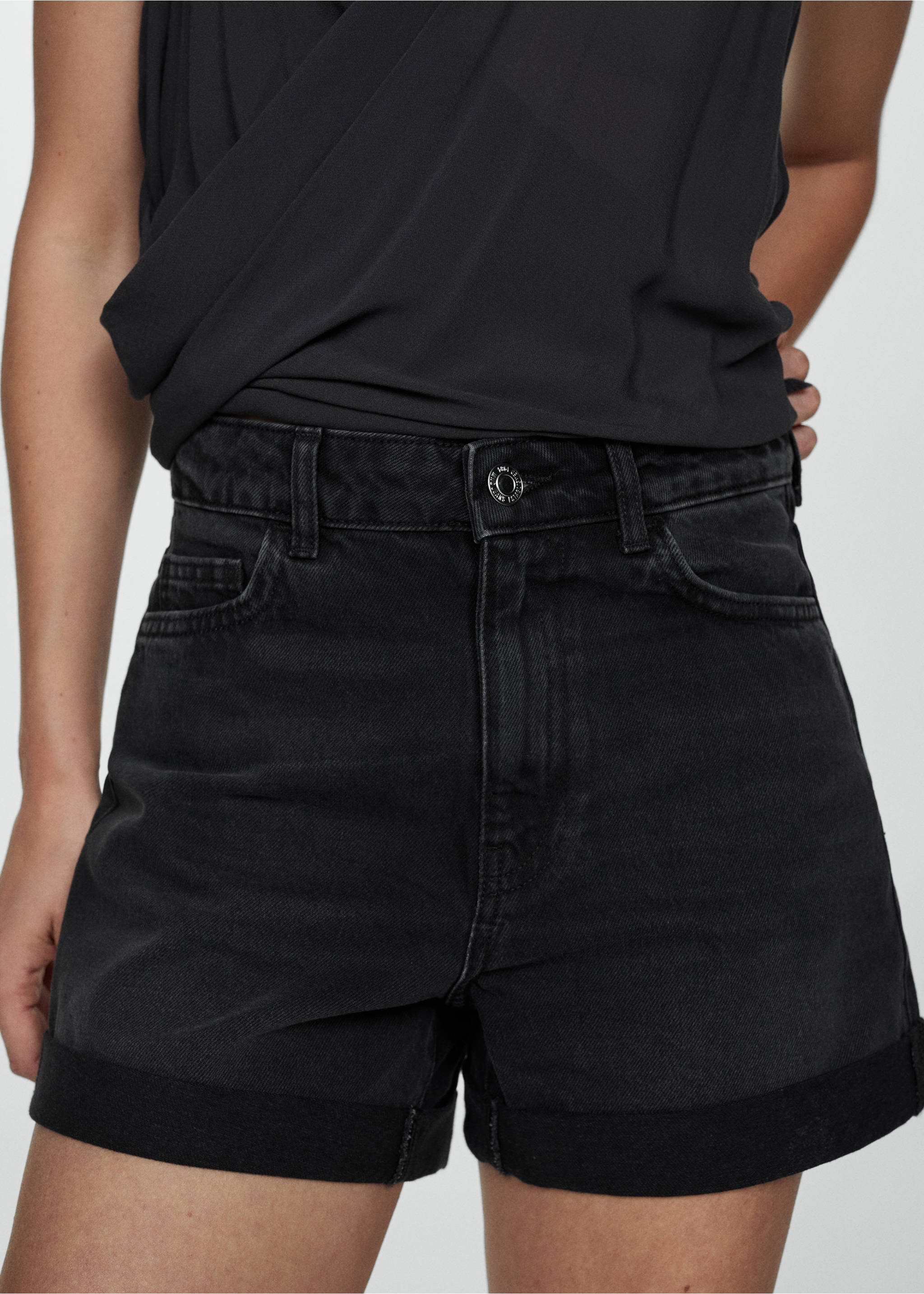 High-waisted mom-fit denim shorts - Details of the article 3, Black denim. Ref: 77040573-00.