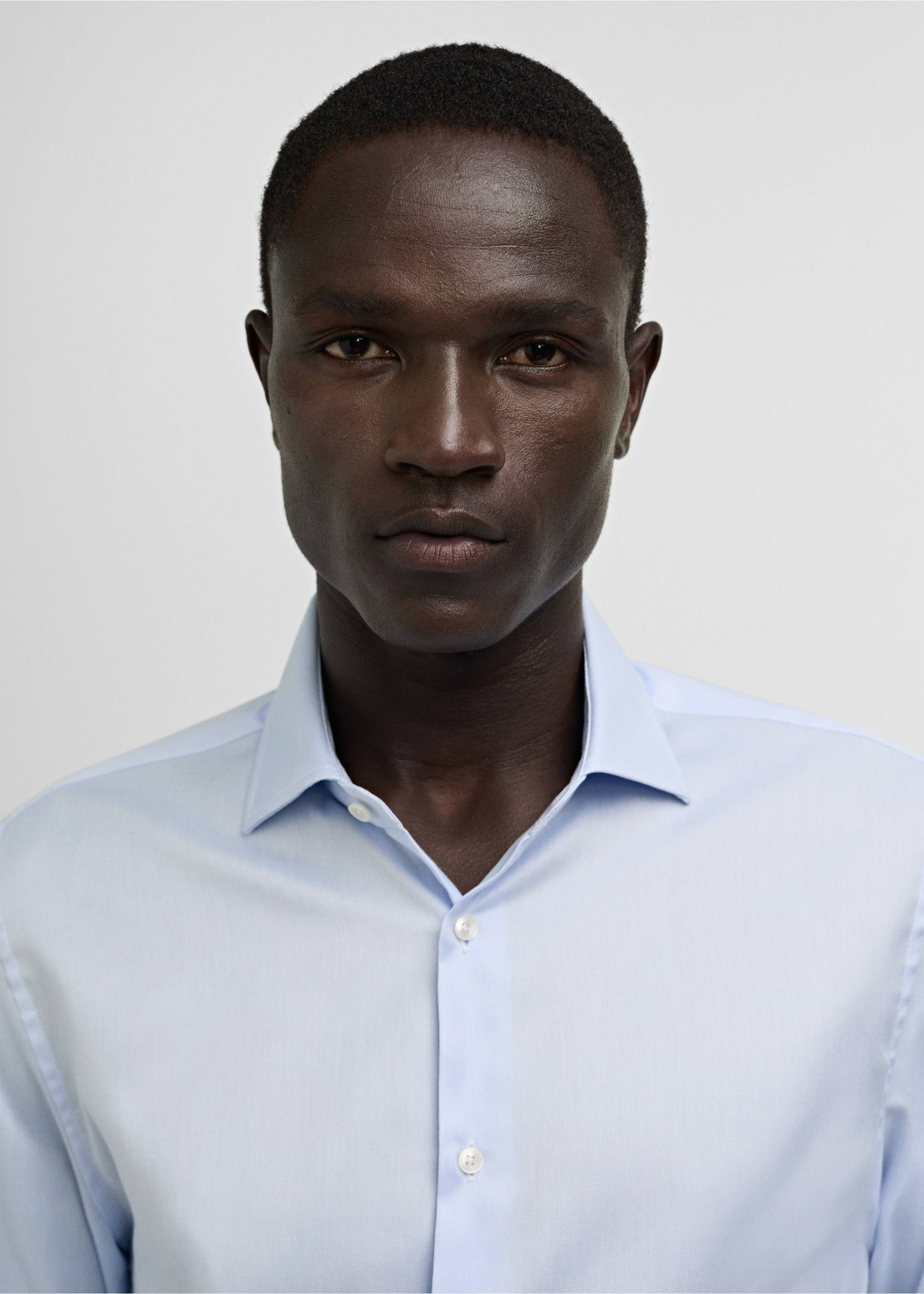 Chemise costume slim fit structurée - Détail de l'article 1, Bleu ciel. Ref: 77040574-00.