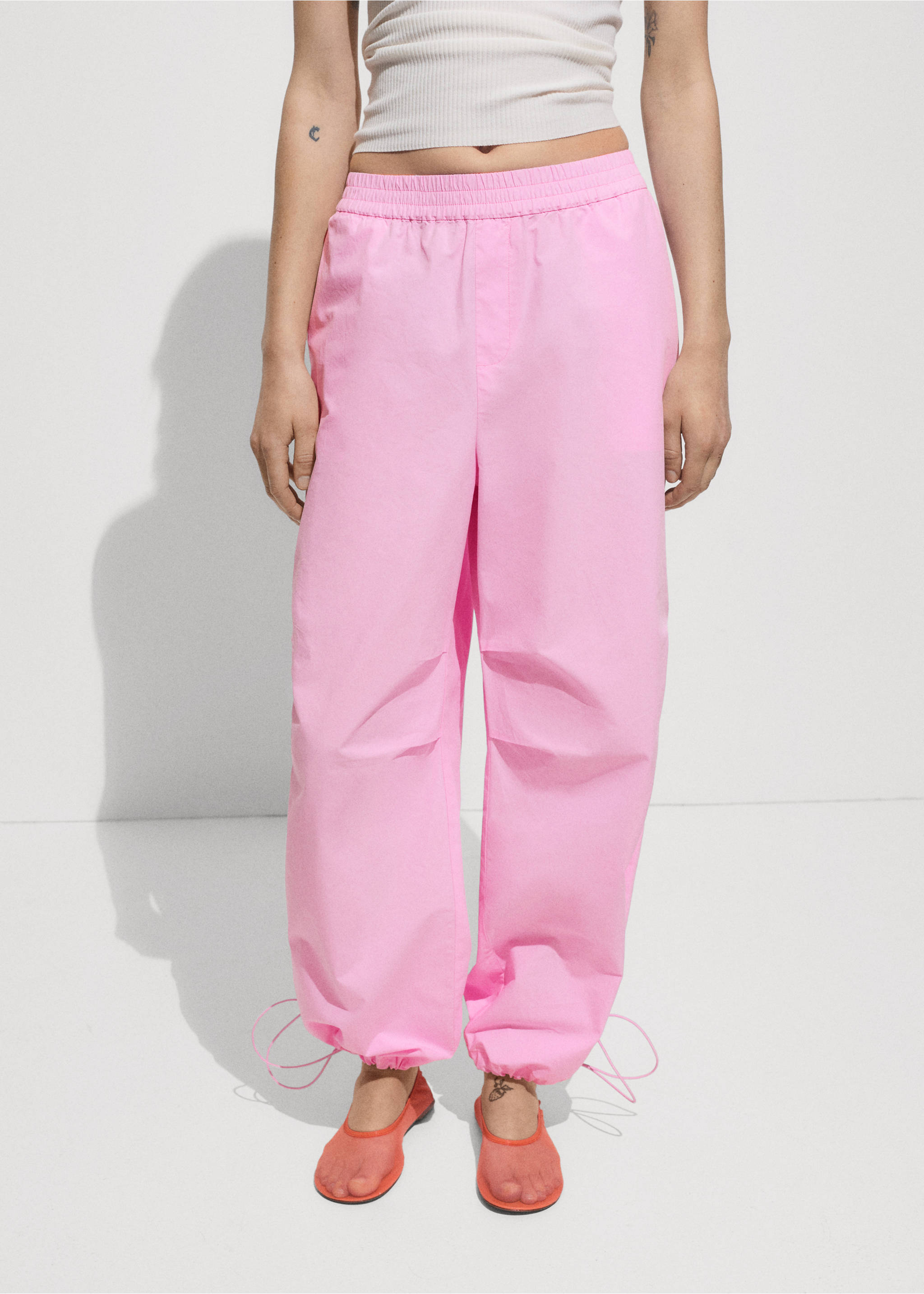 Pantalon coton parachute - Plan moyen, Rose pastel. Ref: 77040580-00.