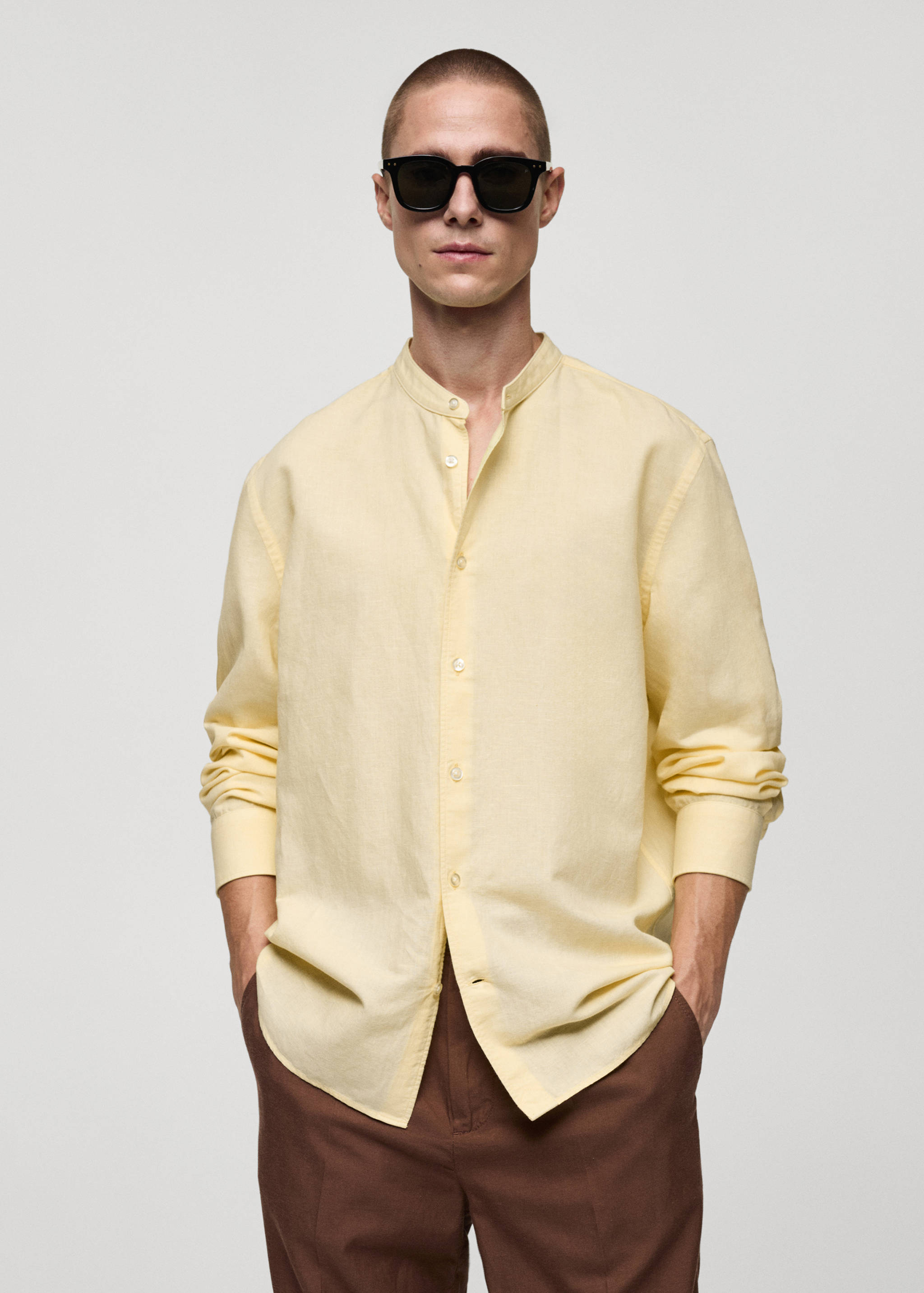 Koszula lniana classic fit ze stójką - Plan średni