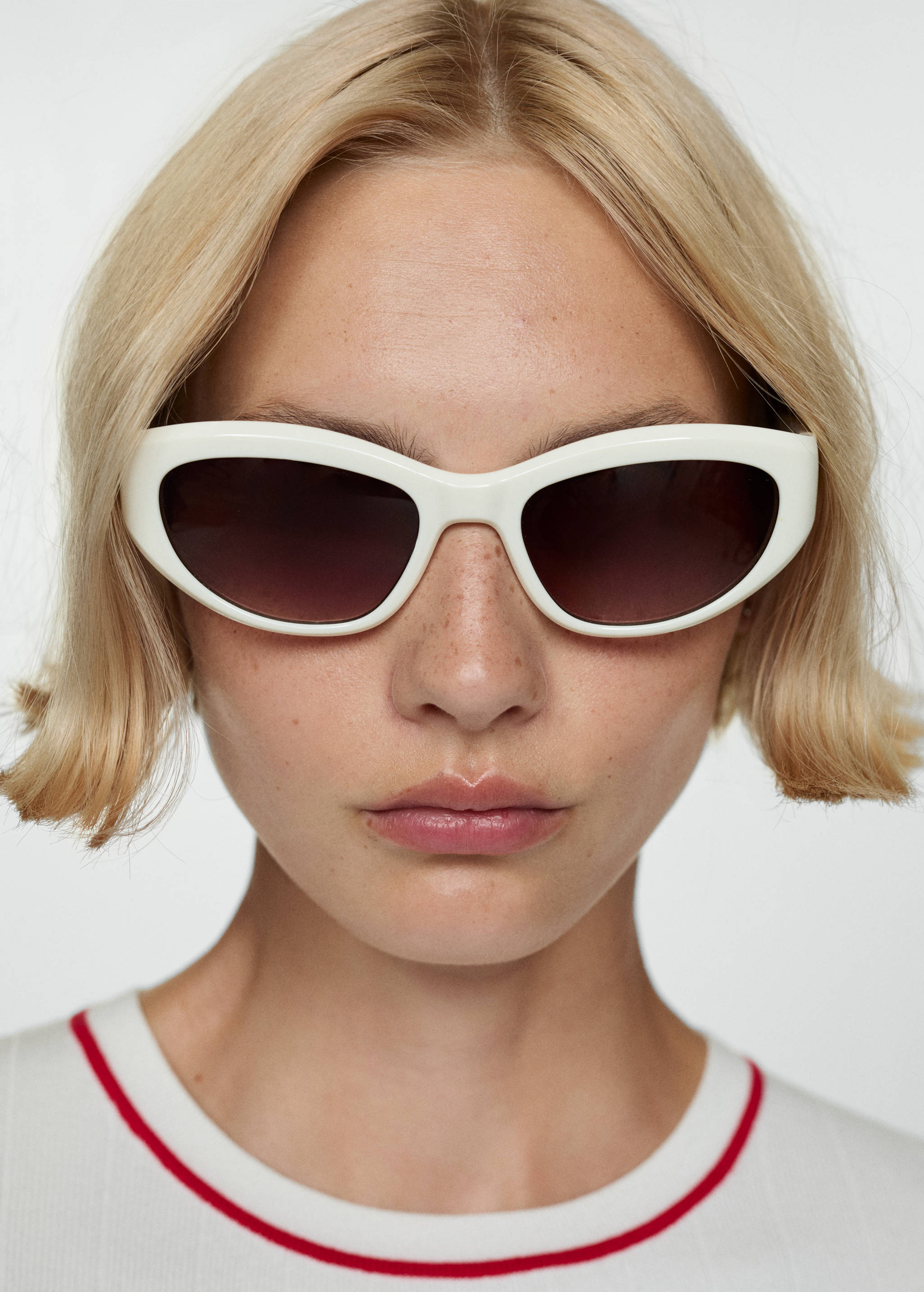 Short dress with contrasting trim - Details of the article 1