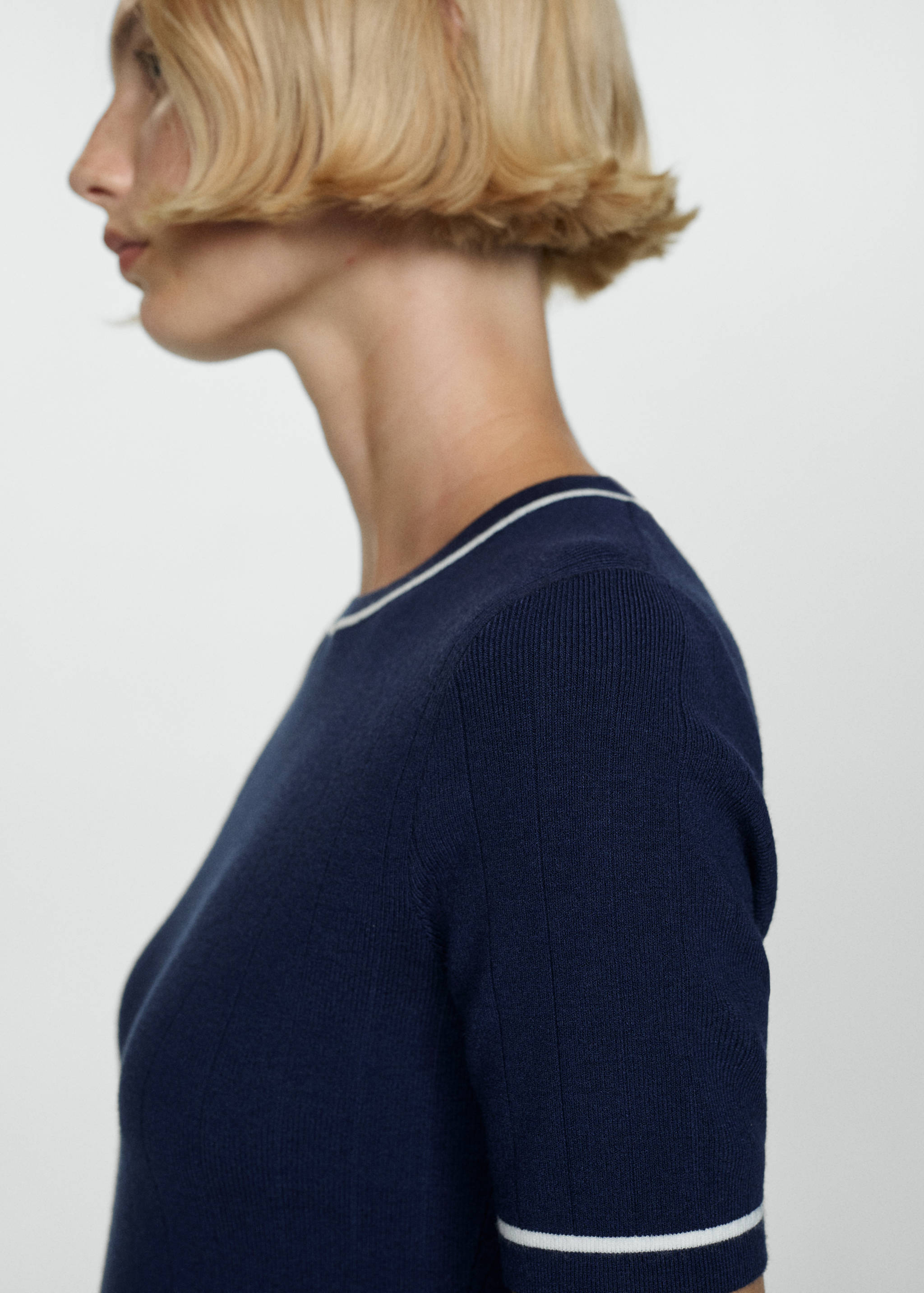 Short dress with contrasting trim - Details of the article 1