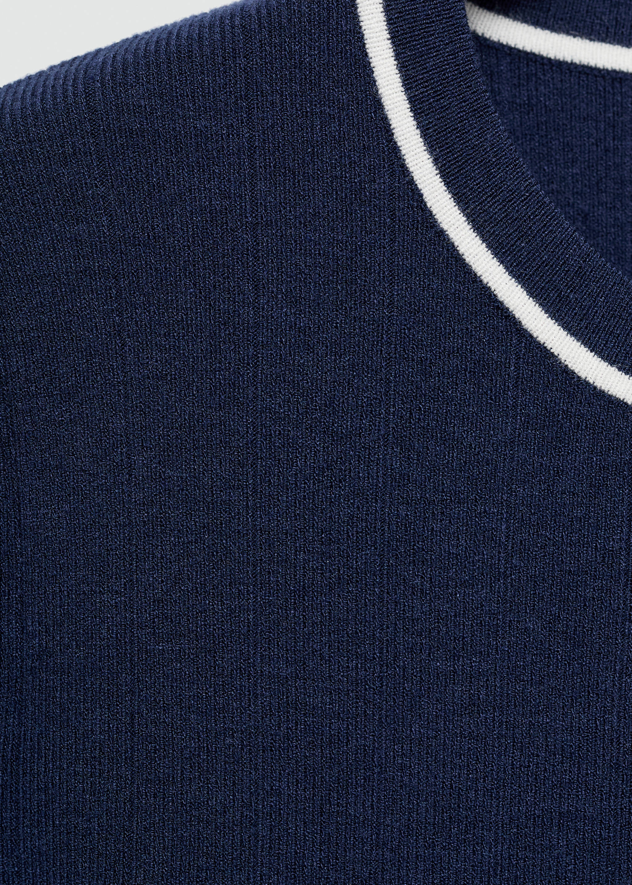 Short dress with contrasting trim - Details of the article 8