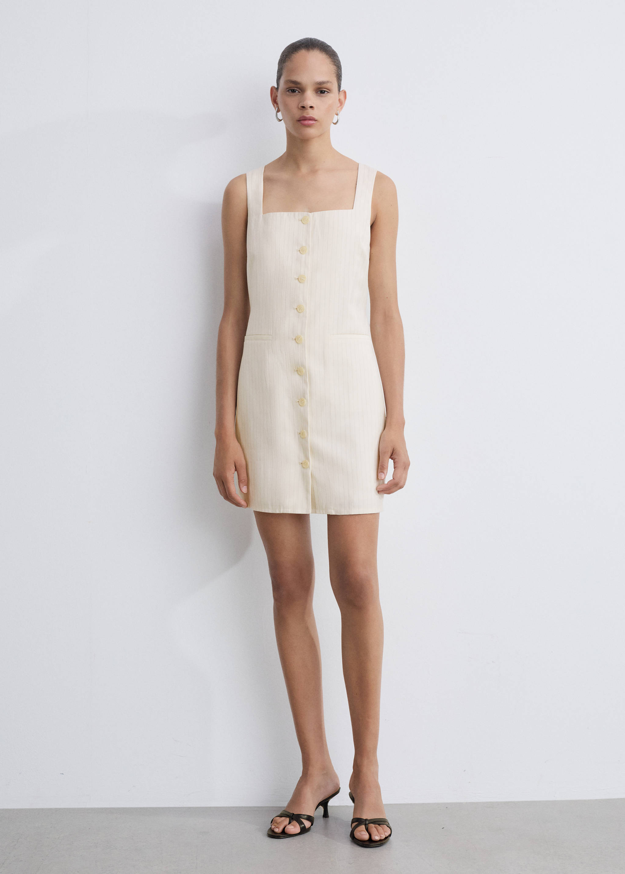 Pasiasta sukienka z wiązaniem - Plan ogólny