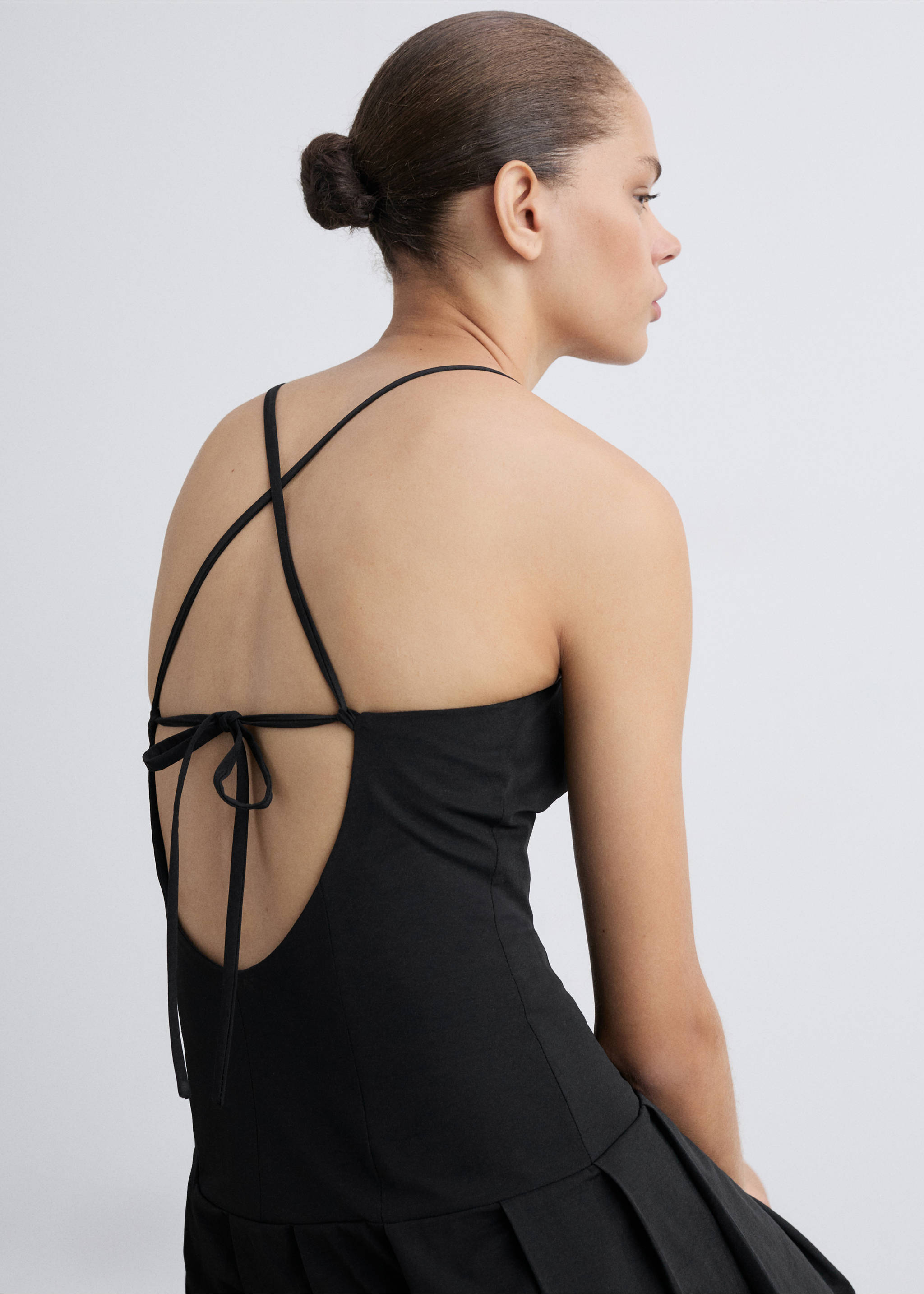 Pleated dress with crossed back - Details of the article 6, Black. Ref: 77044026-00.