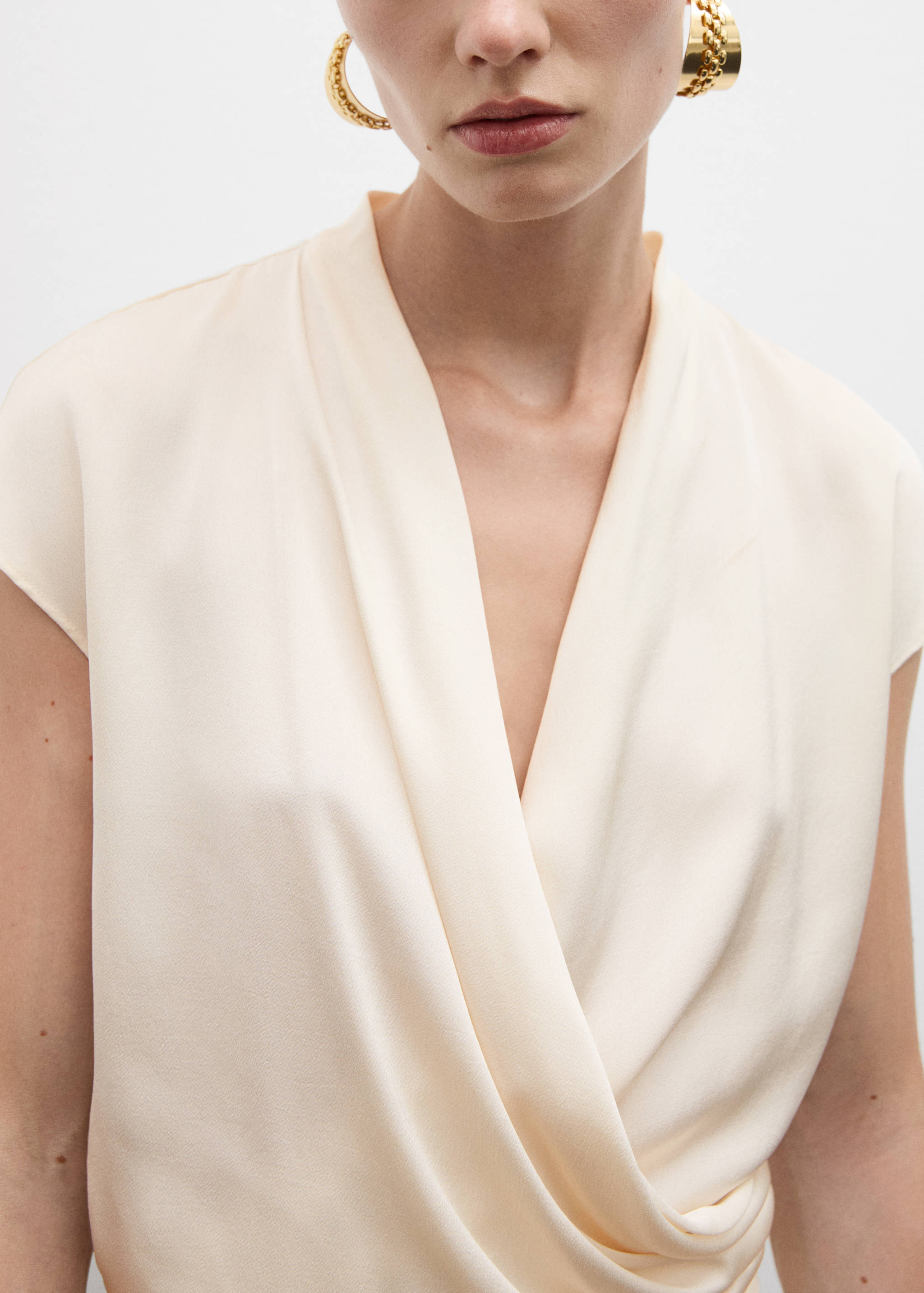 Sleeveless wrap blouse - Details of the article 2