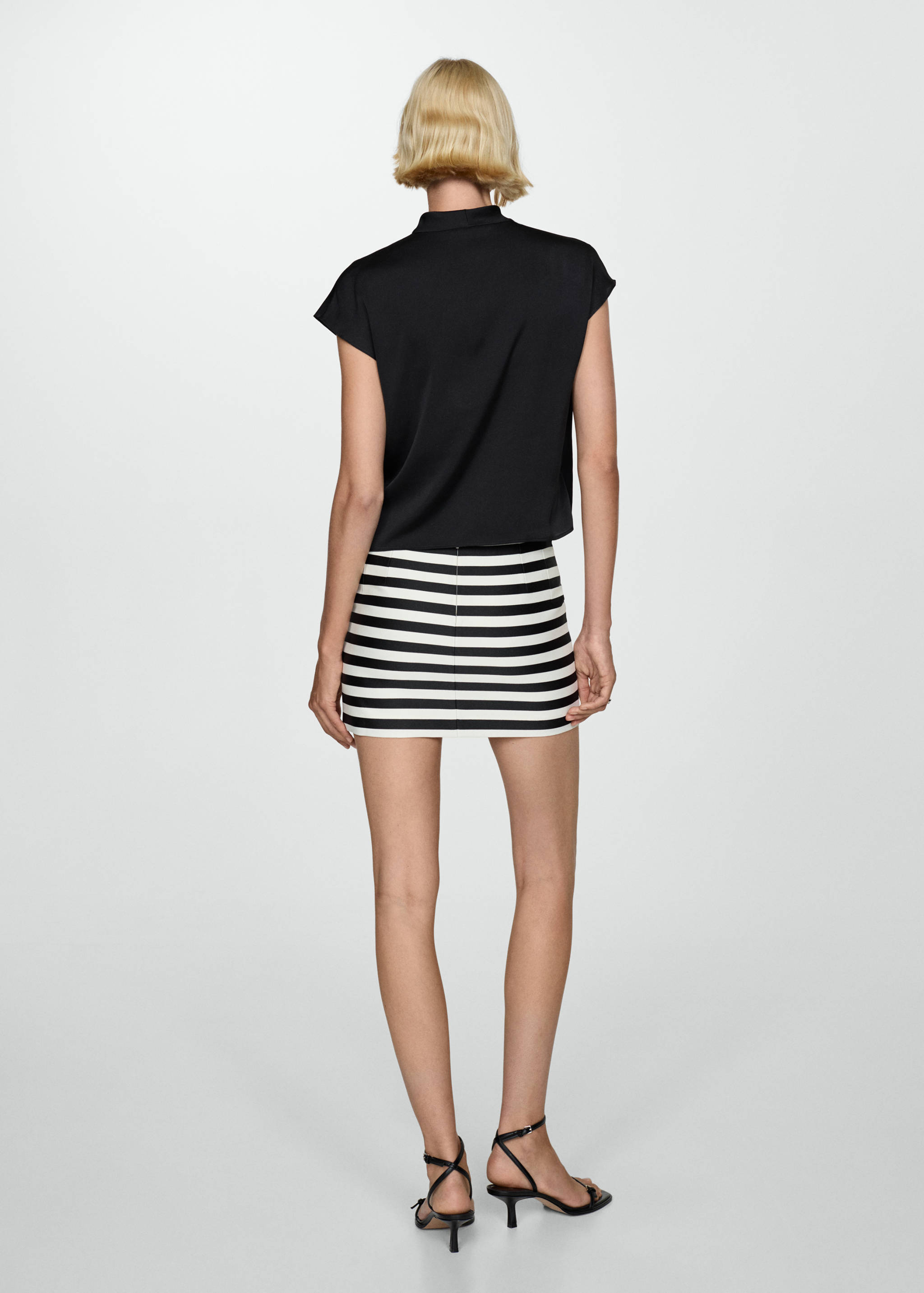 Sleeveless wrap blouse - Reverse of the article