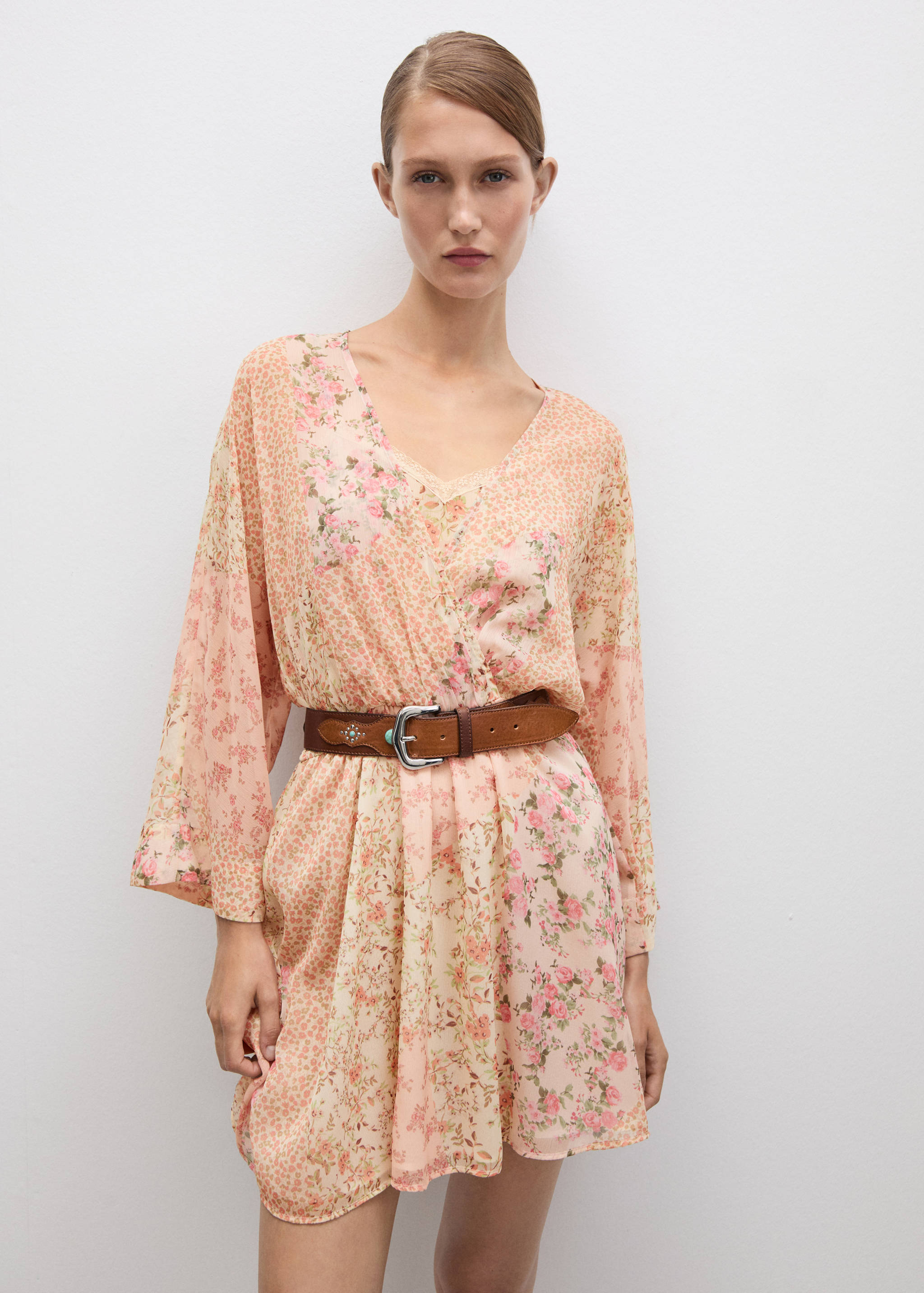 Kurzes Kleid mit Blumenprint - Mittlere Ansicht