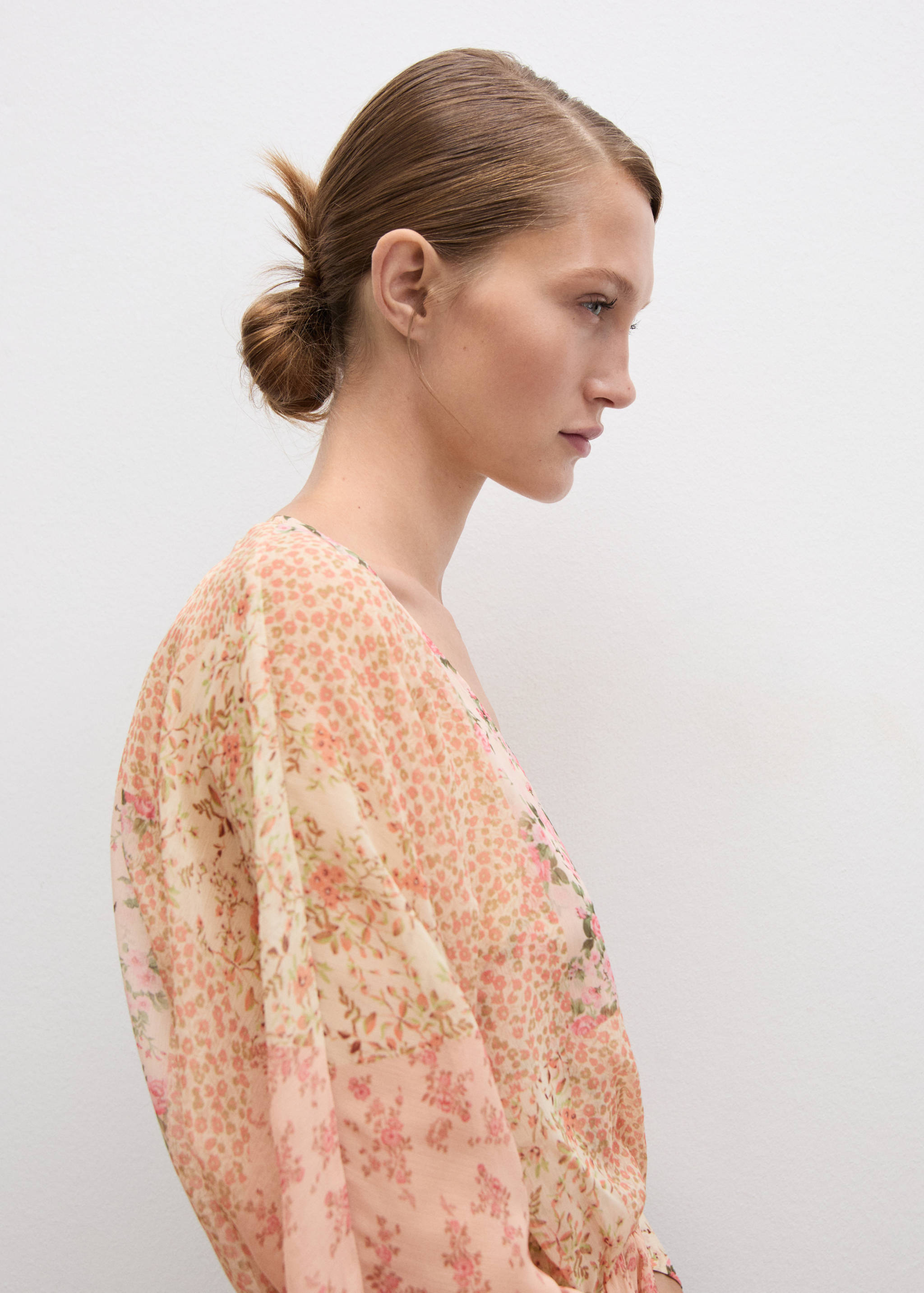 Kurzes Kleid mit Blumenprint - Detail des Artikels 1