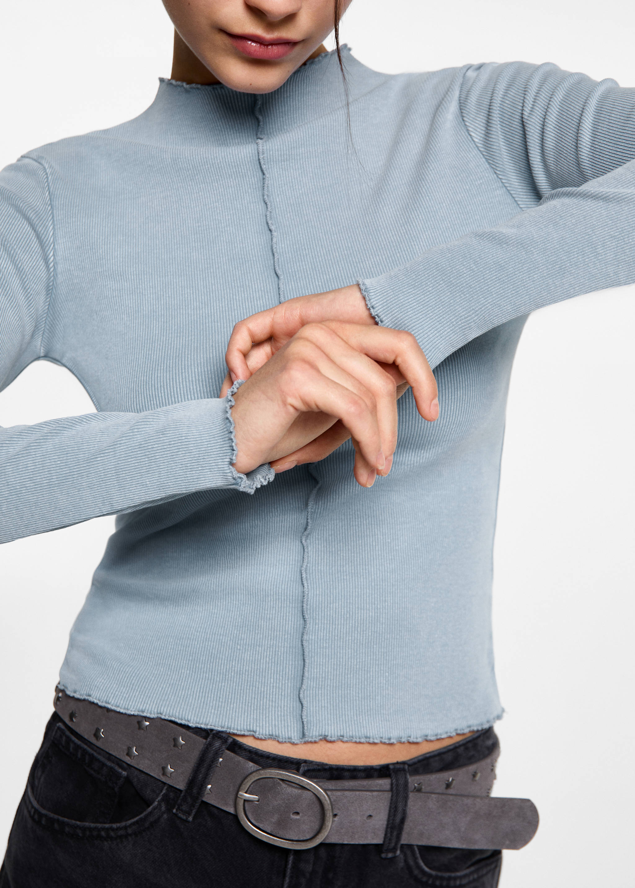 Long-sleeved t-shirt with decorative seams - Details of the article 6