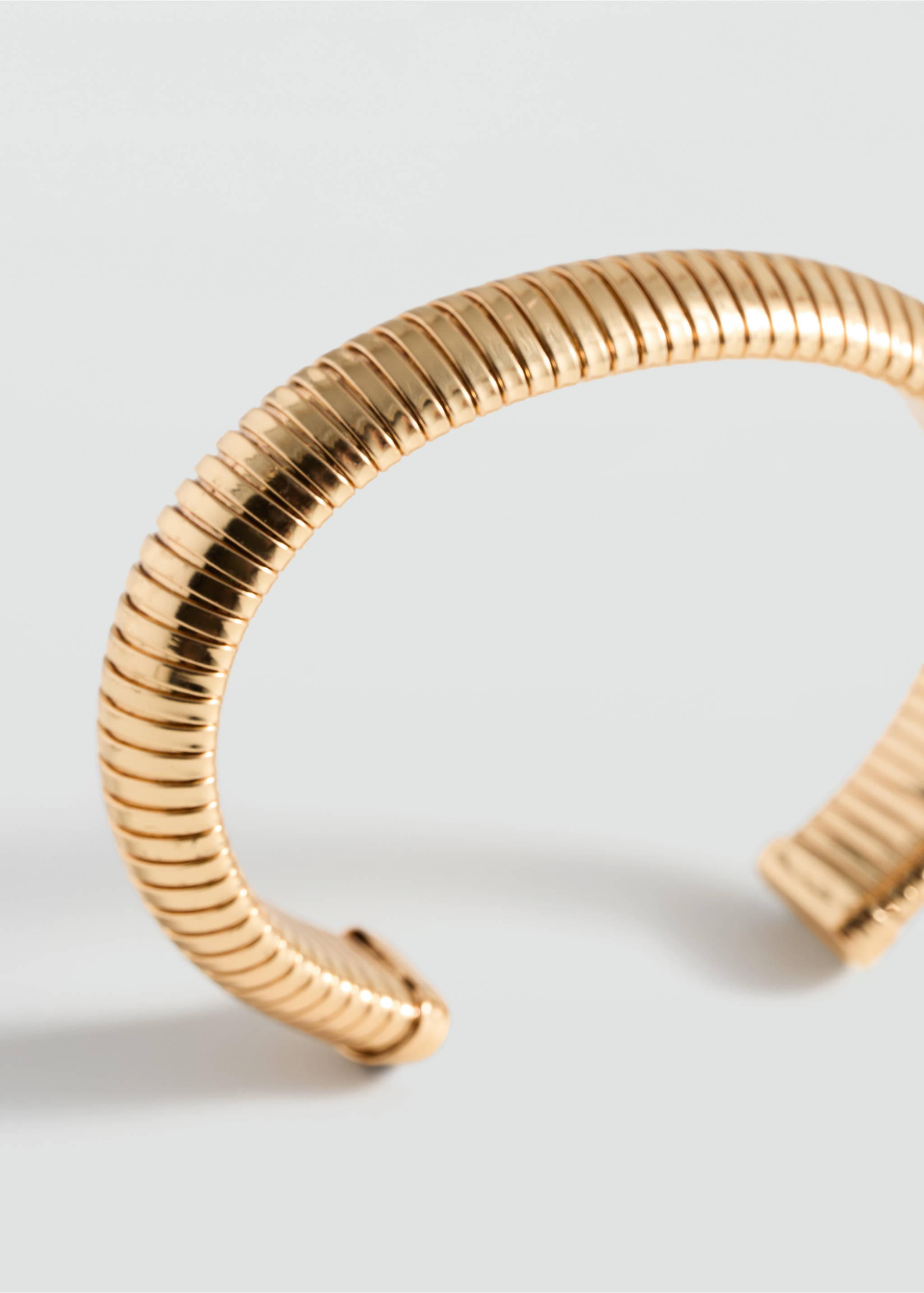 Armreif mit Textur - Mittlere Ansicht, Gold. Ref: 77044059-00.